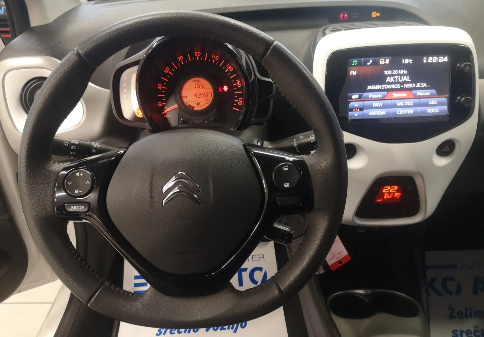 Notranja slika - Citroën C1 - Attraction 1.0i TEMPOMAT-KAMERA-LED LUČI-43000KM.. - 8