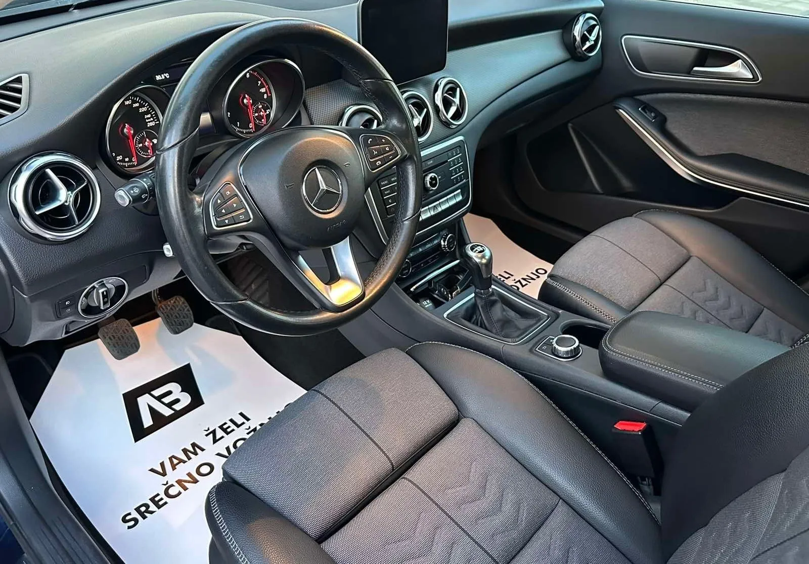 Notranja slika - Mercedes-Benz GLA-Razred - GLA 180+R.KAMERA+USNJE+ALU - 9