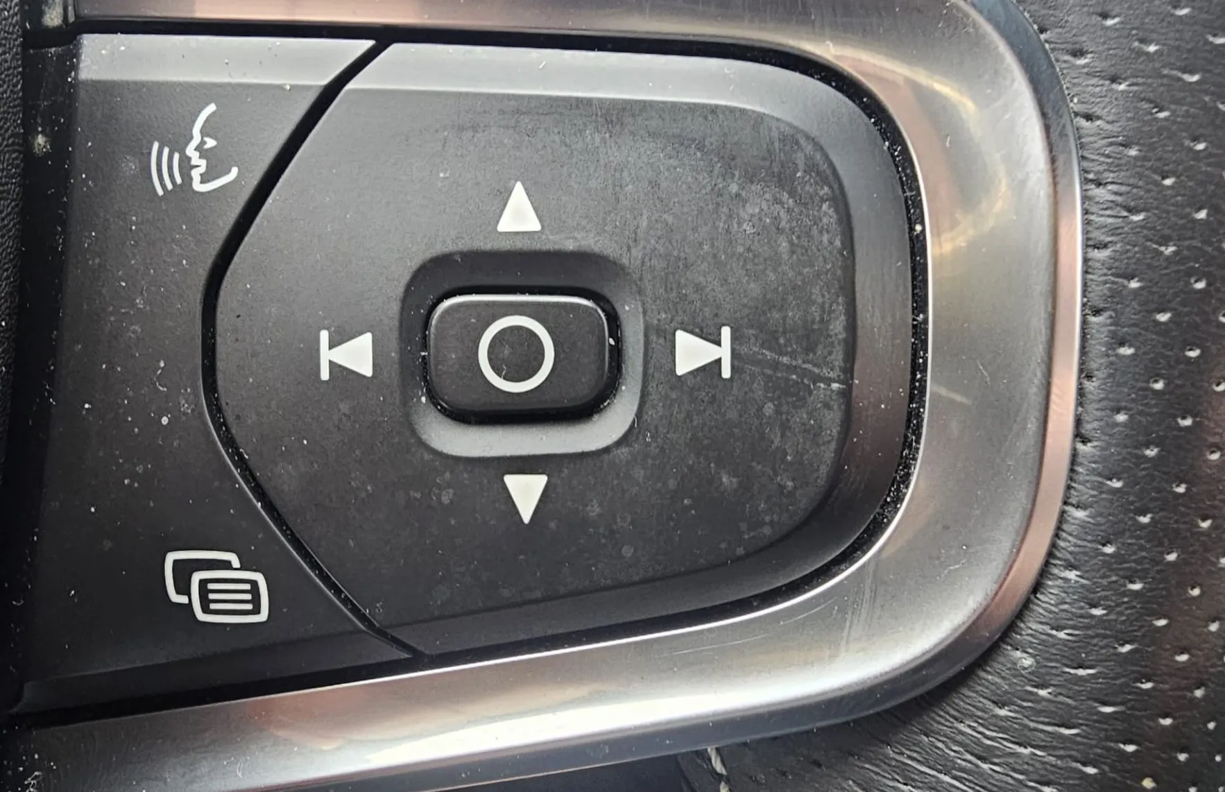 Zunanja slika - Volvo XC40 - T3 Black edition|FULED|ALU18|alcantara|navi|AC|HarmanCardon - 34