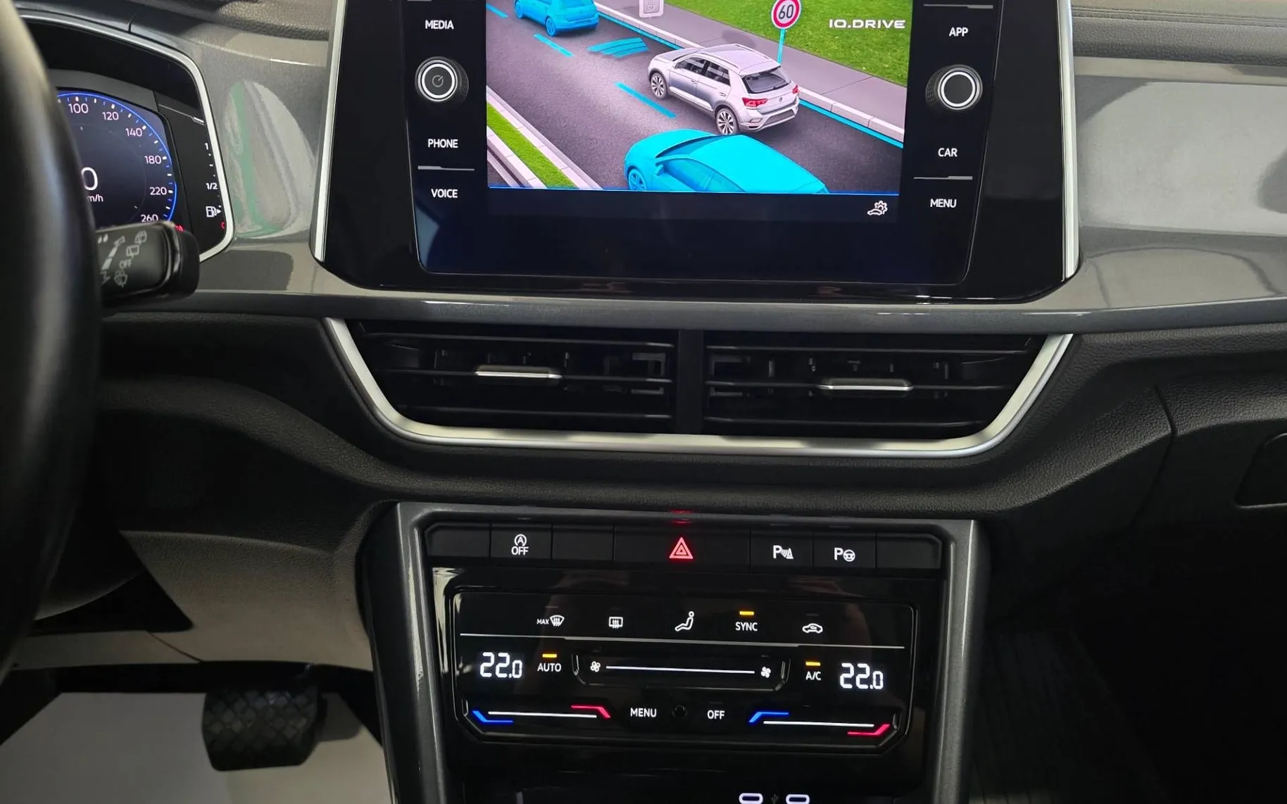 Notranja slika - Volkswagen T-Roc - 2.0 TDI BMT Style DSG - IQ Light.alcantara.kamera - 15