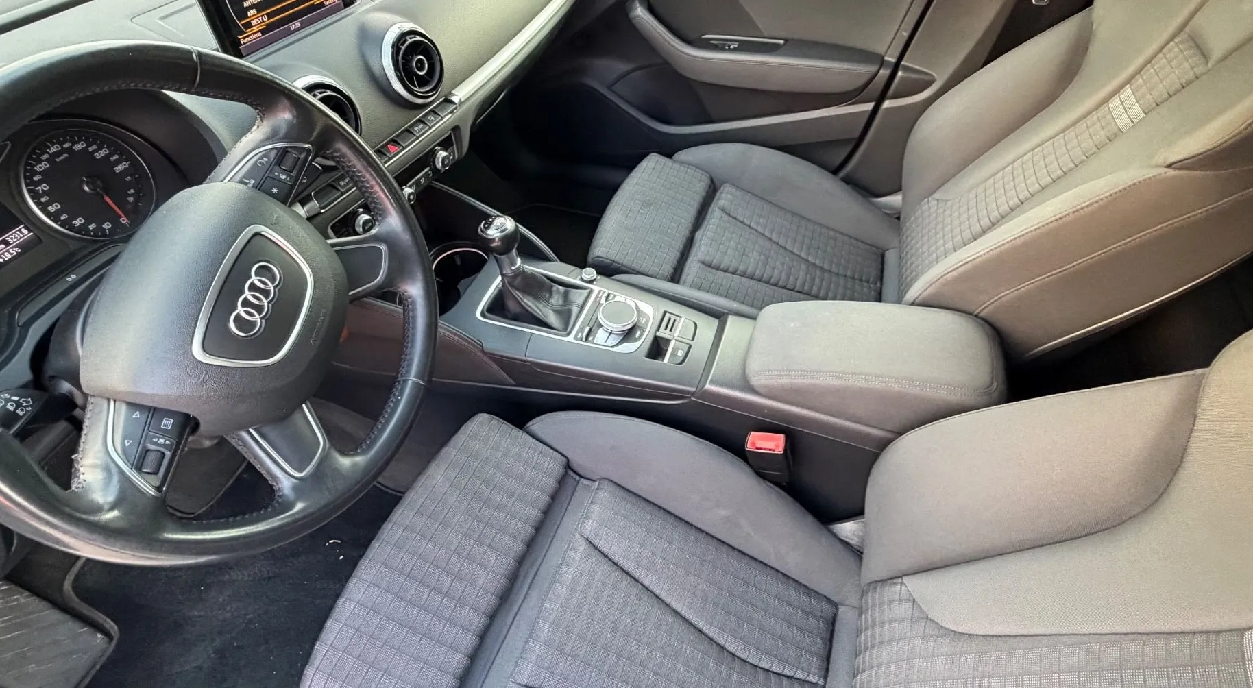 Notranja slika - Audi A3 - Sportback 1.6 TDI - 8