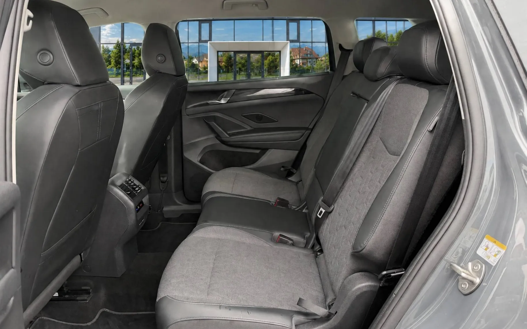 Zunanja slika - Volkswagen Tayron - 1.5 eTSI  Life DSG- 7 sedežev-Vlečna kljuka-360kam - 6