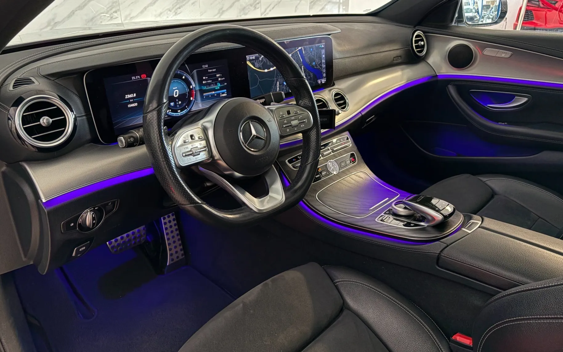 Notranja slika - Mercedes-Benz E-Razred - 220d T AMG Line|Pano|360K|AmbientL|Gretje|Kljuka|. - 8