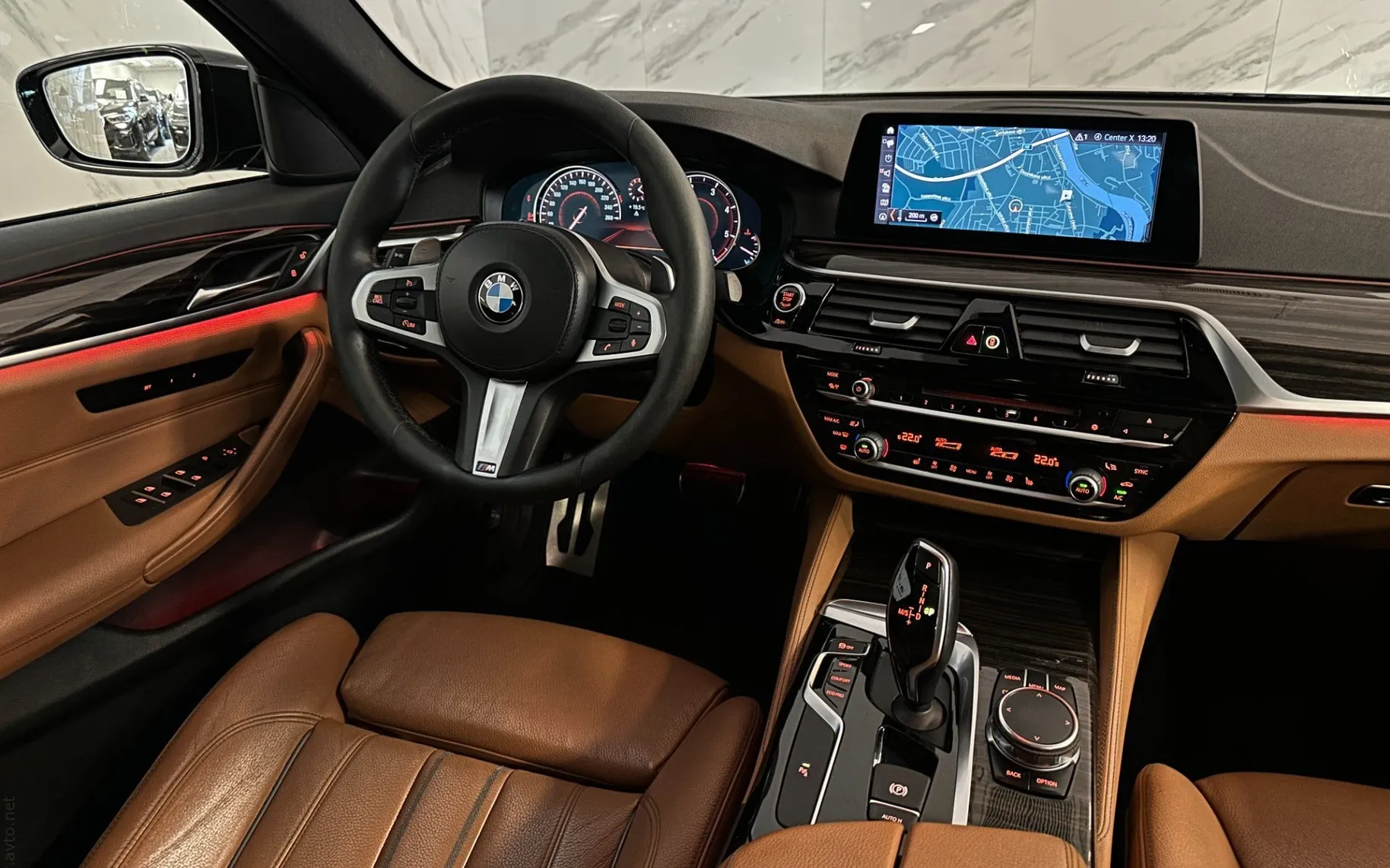 Notranja slika - BMW serija 5: - 530d xDrive |M-Sport|Pano|4WS|Kamera|HUD|Memory| - 11