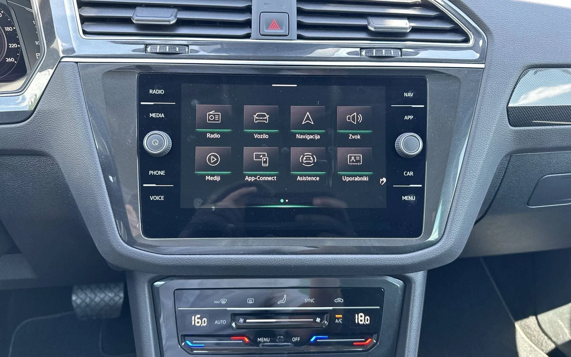 Notranja slika - Volkswagen Tiguan - 2.0 TDI BMT Elegance DSG VIRTUAL ACC KAMERA - 18