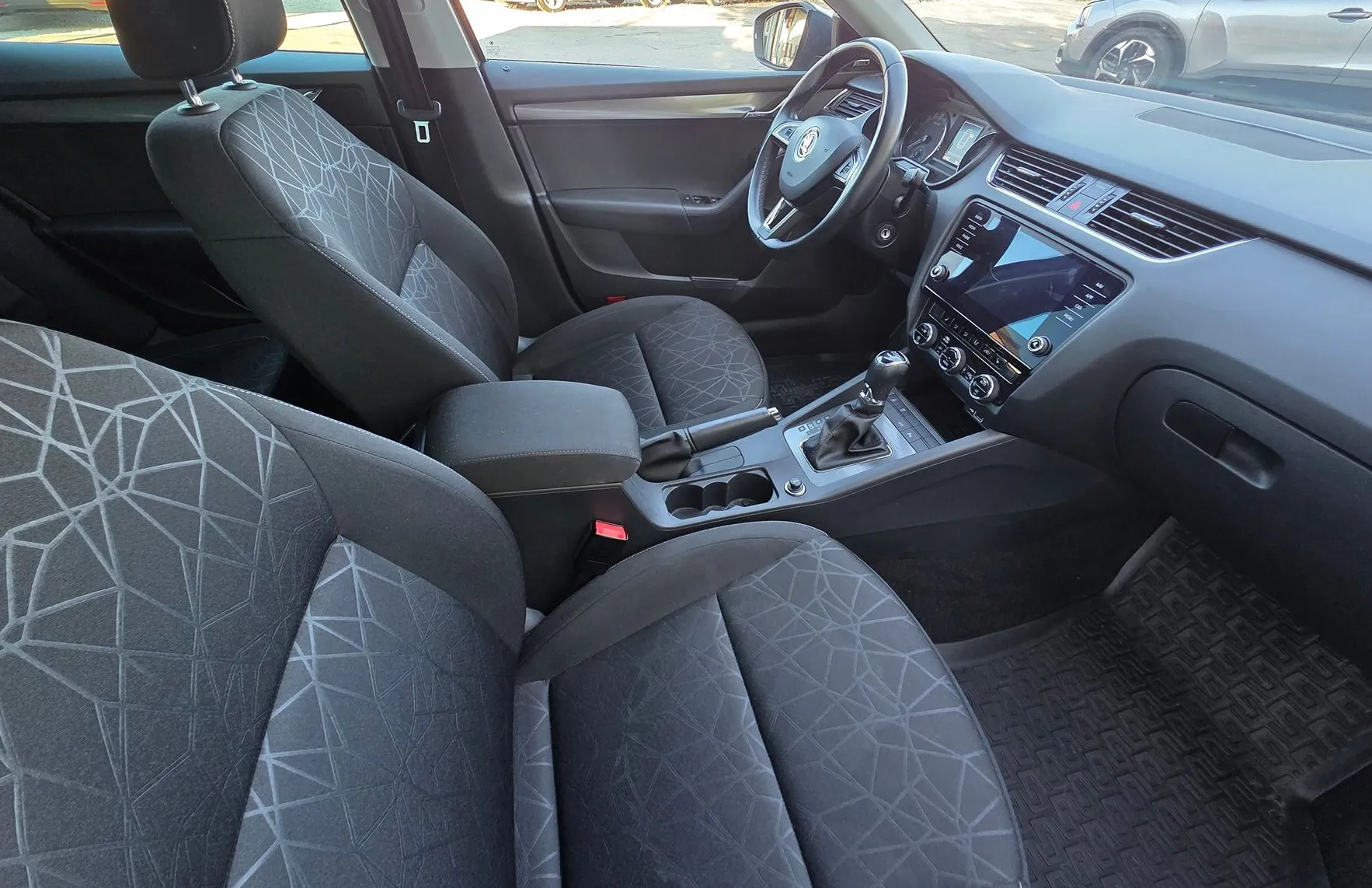Zunanja slika - Škoda Octavia - COMBI 2.0TDI DSG LED-NAVI-CANON-GRETJE SEDEŽEV-ALU - 11