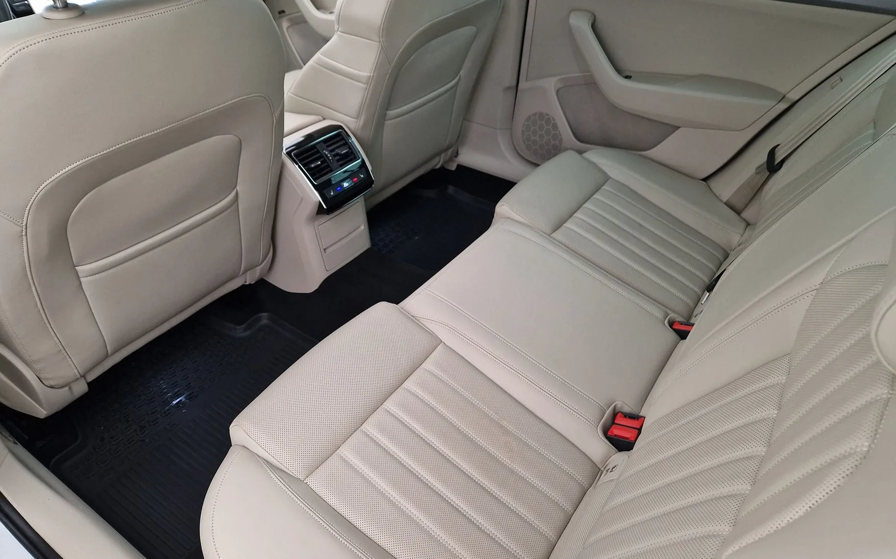 Notranja slika - Škoda Superb - 4x4-2.0 TDI-DSG-PANORAMA-360KAM.-USNJE-ACC-F1-18.. - 12