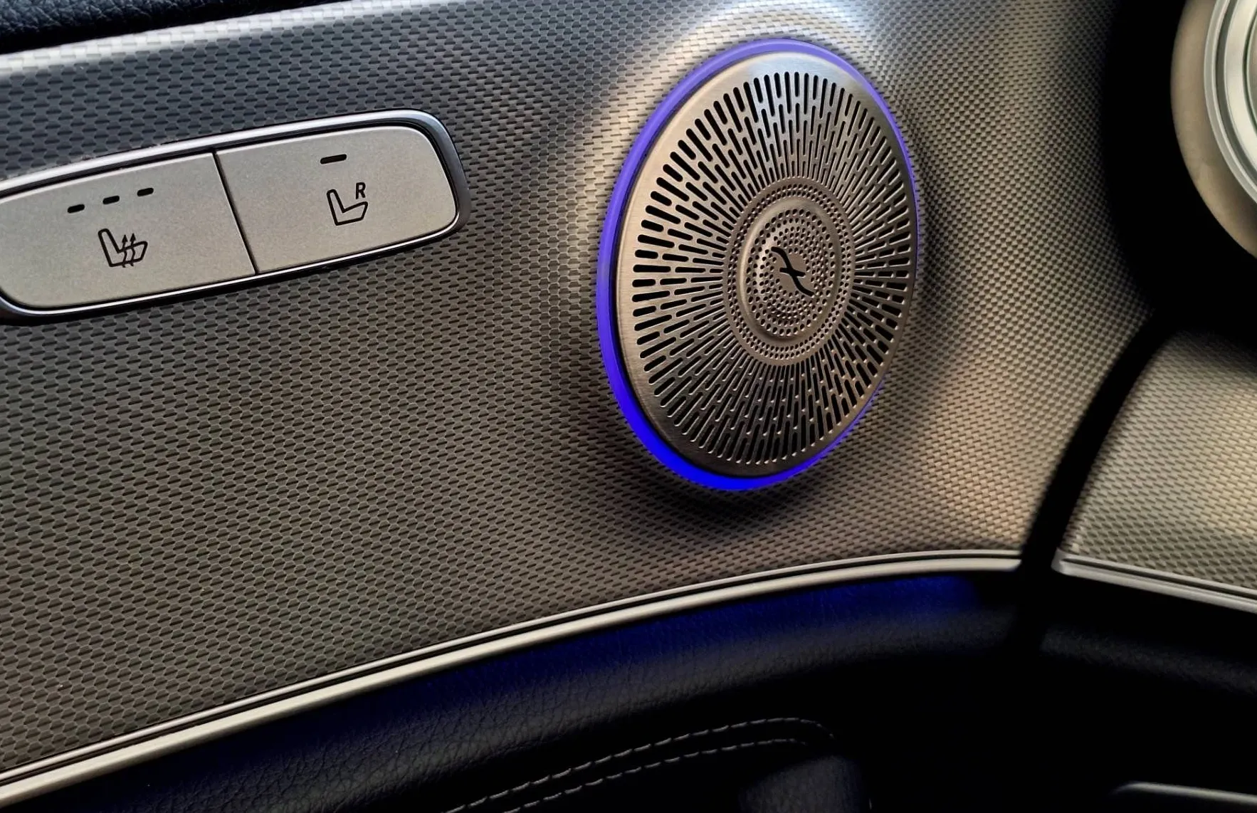 Zunanja slika - Mercedes-Benz E-Razred - 220d E63 LOOK•V8 SOUND•PANORAMA•BURMESTER•AMBIENT• - 14