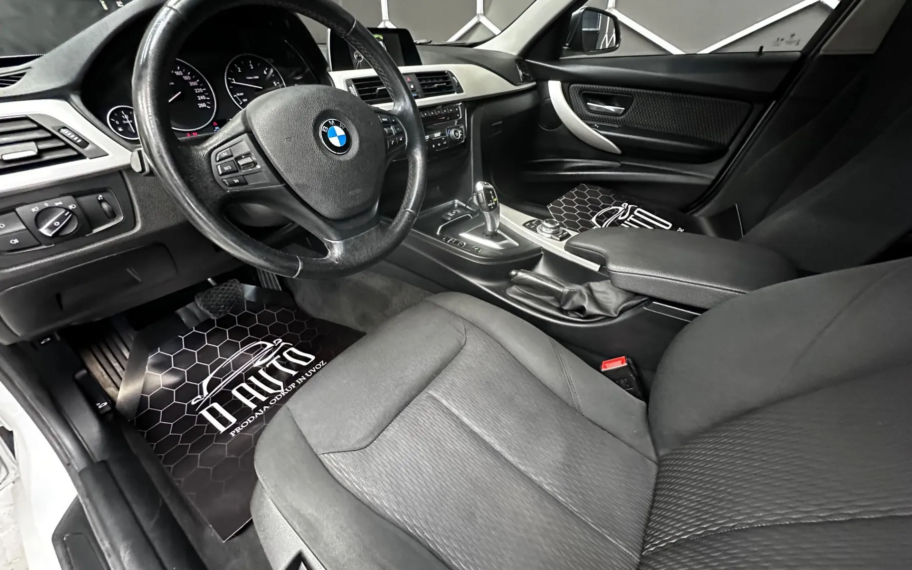 Notranja slika - BMW serija 3 Touring: - serija 3  318d AT+NAVI+LED+SAMO 122000km ... - 9