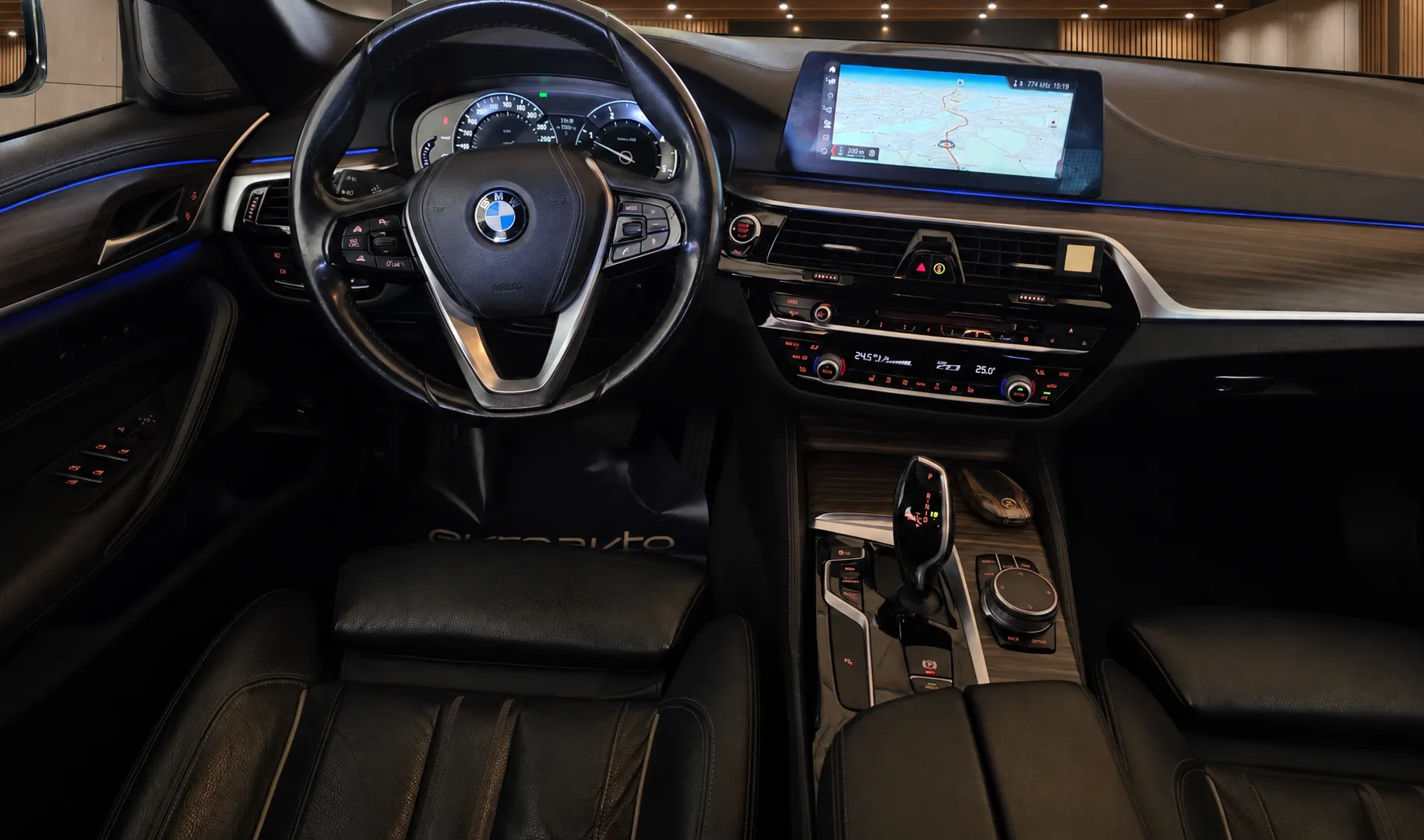 Notranja slika - BMW serija 5 Touring: - 520d Touring Avt.Luxury Line  Head-Up display - 9