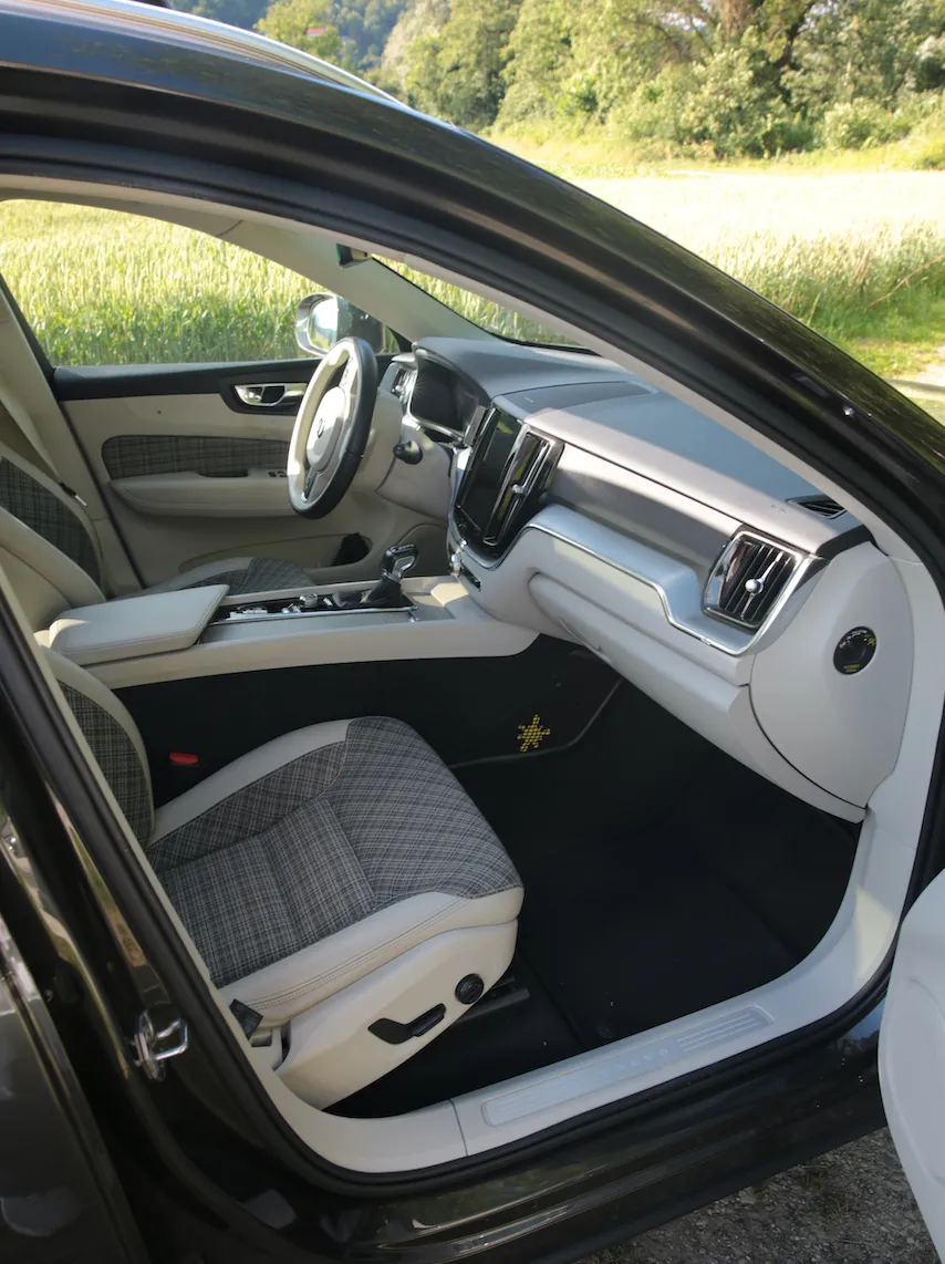 Notranja slika - Volvo XC60 - Volvo  D4 Business Avt., PANO., H/K., kljuka - 6