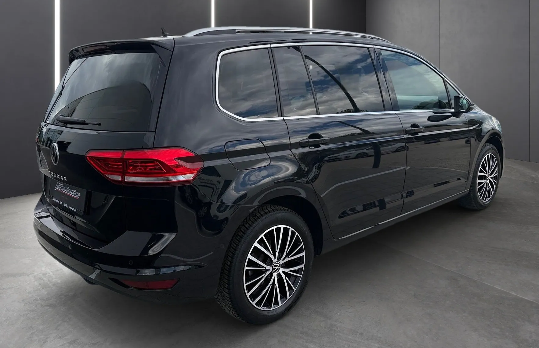 Zunanja slika - VW Touran - 2.0 TDI BMT Highline DSG-7sedežev-Panorama-Masaža - 3