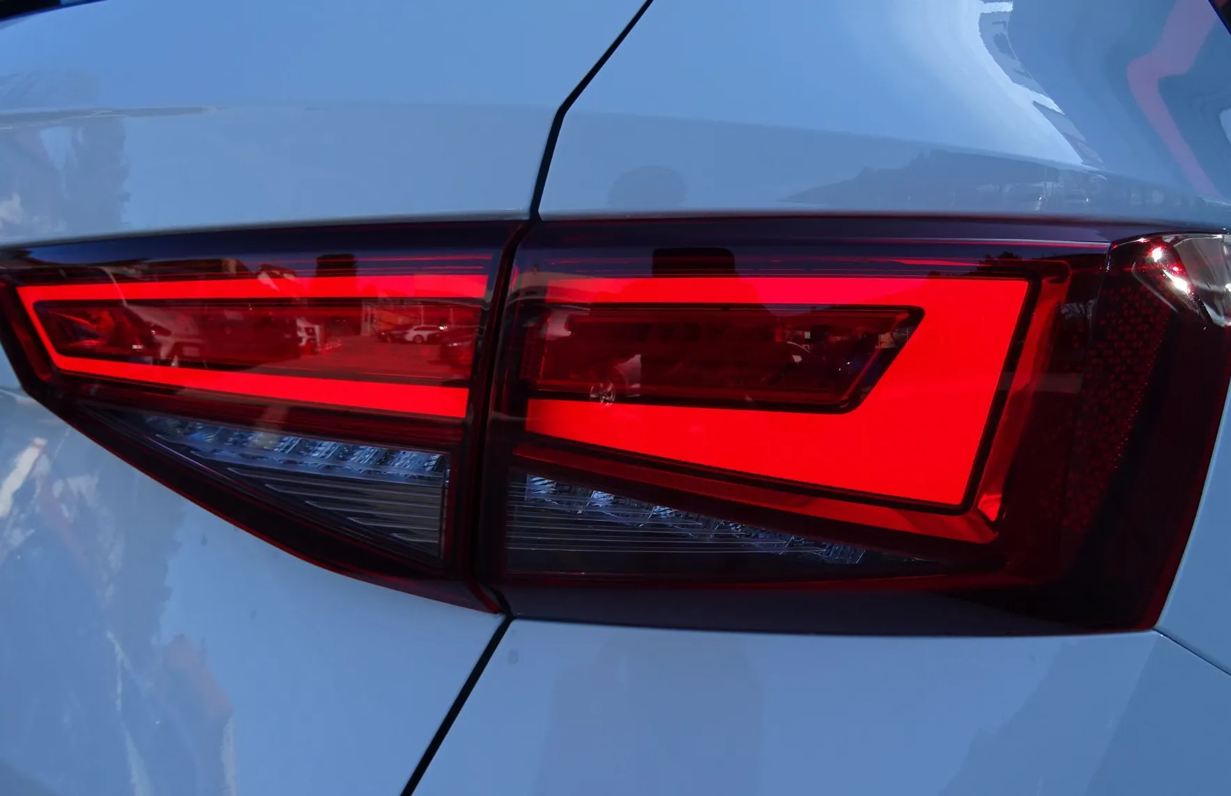 Zunanja slika - Seat Ateca - 1.0 TSI  HOLA 116KM - CELOETNE PNEVMATIKE - - 19