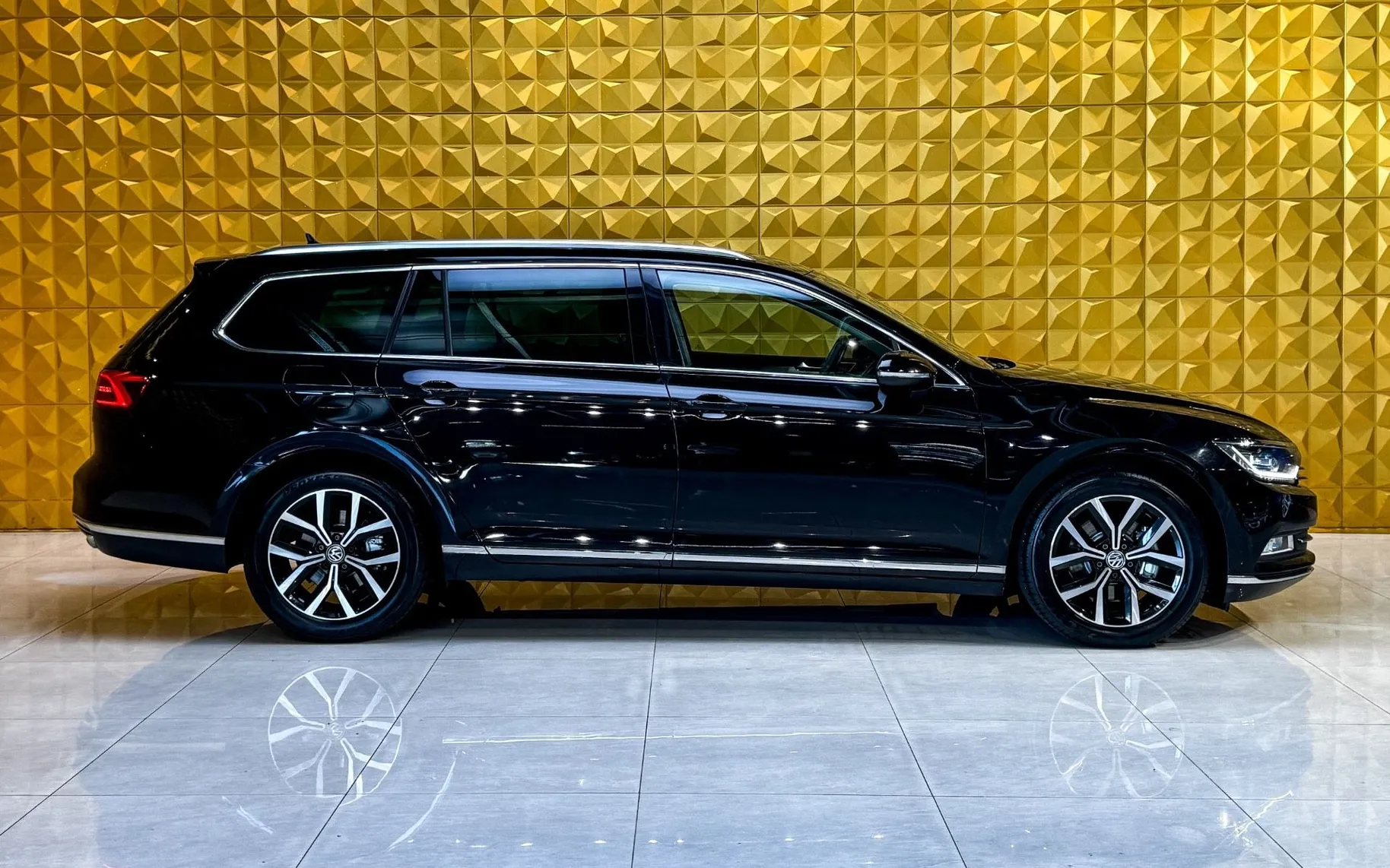Notranja slika - Volkswagen Passat Variant - 2.0 TDI AUT. HIGHLINE-GRETJE-ALCANTARA-NAVI-TEMP - 12