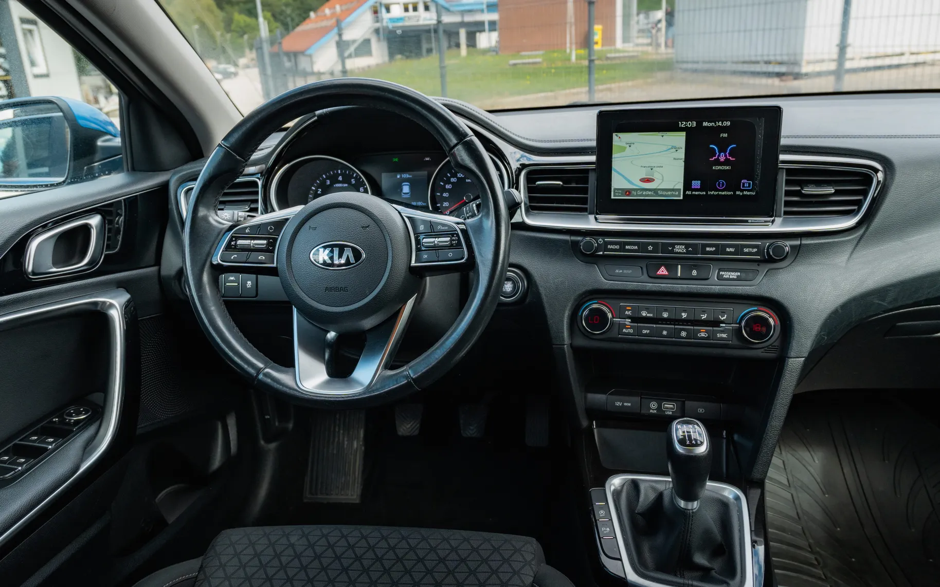 Notranja slika - KIA Ceed - 1,0 T-GDI GT-Line ISG - 10