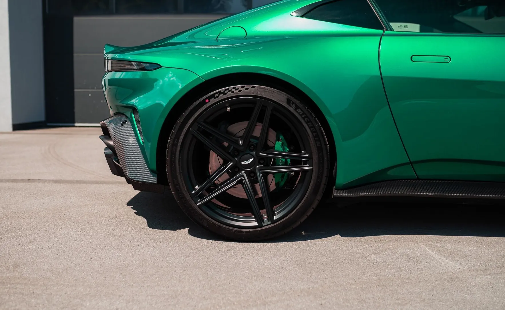 Zunanja slika - Aston Martin Vantage - PERFORMANCE PODIUM GREEN KARBON BOWERS WILKINS - 11