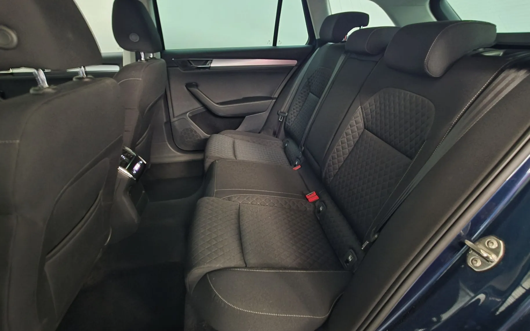 Zunanja slika - Škoda Superb - Combi 2,0 TDI Ambition DSG ACC NAVI LED KAM KLJUKA - 16