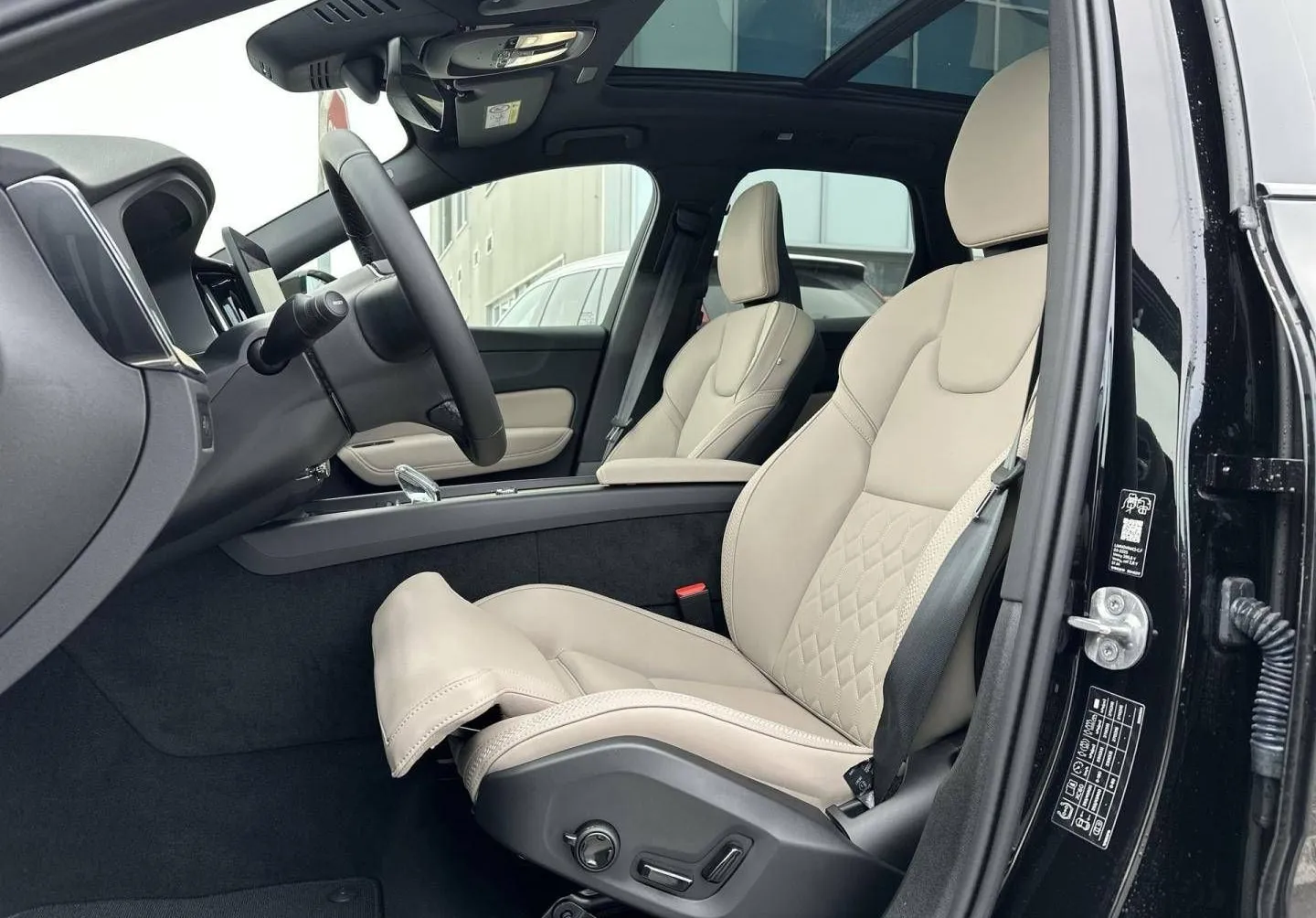 Notranja slika - Volvo XC60 - T6 AWD Plug-in hybrid Electric   Petrol Plus Dark. - 10
