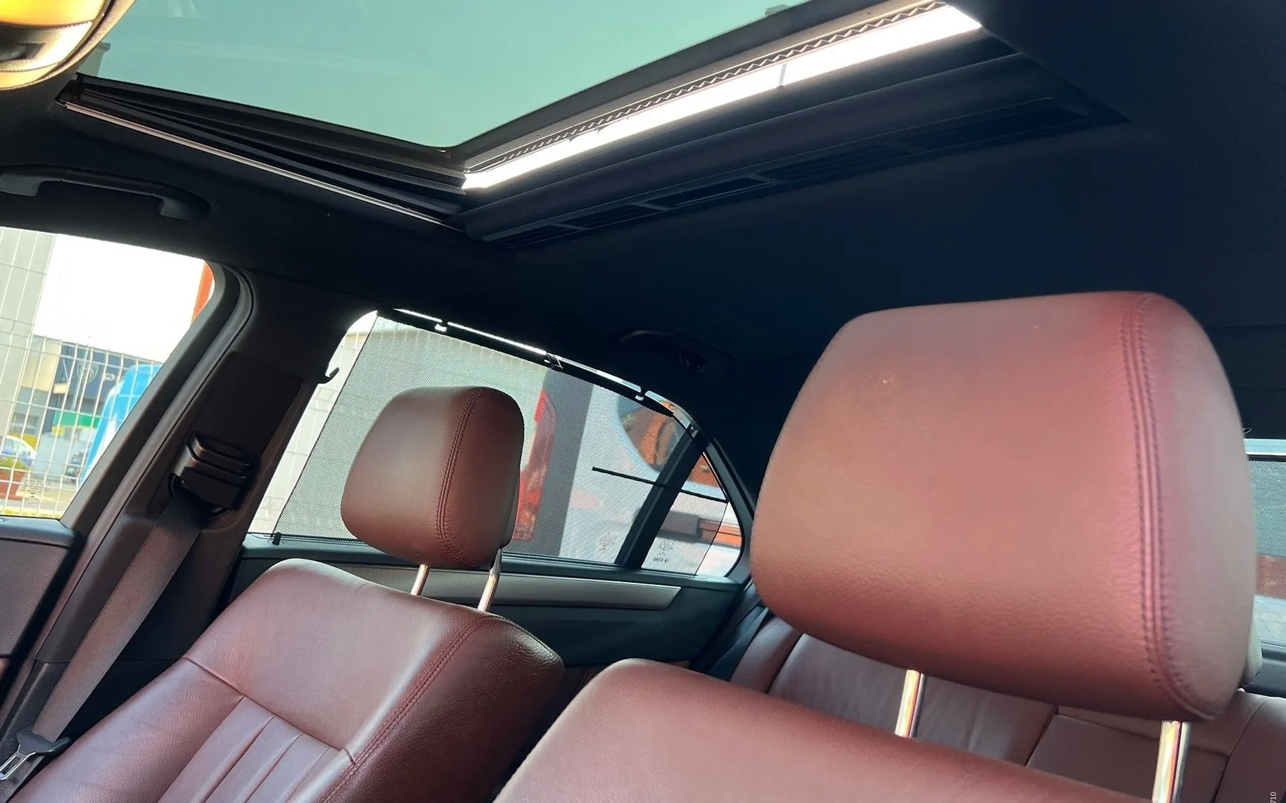 Notranja slika - Mercedes-Benz E-Razred - E 200-LED-ŠIBEDAH-NAVI-USNJE-GRETJE SED-PDC... - 11