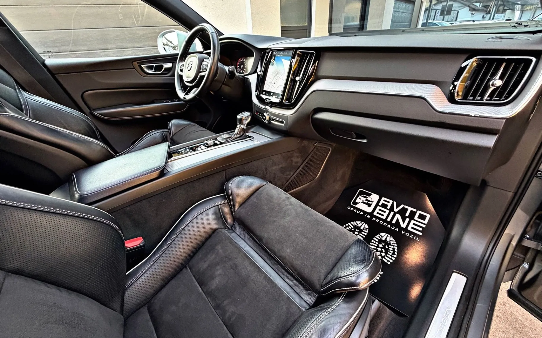Notranja slika - Volvo XC60 - D4 AWD R-Design Avt.-PANO-VIRTUAL-19ALU-KOT NOV... - 9