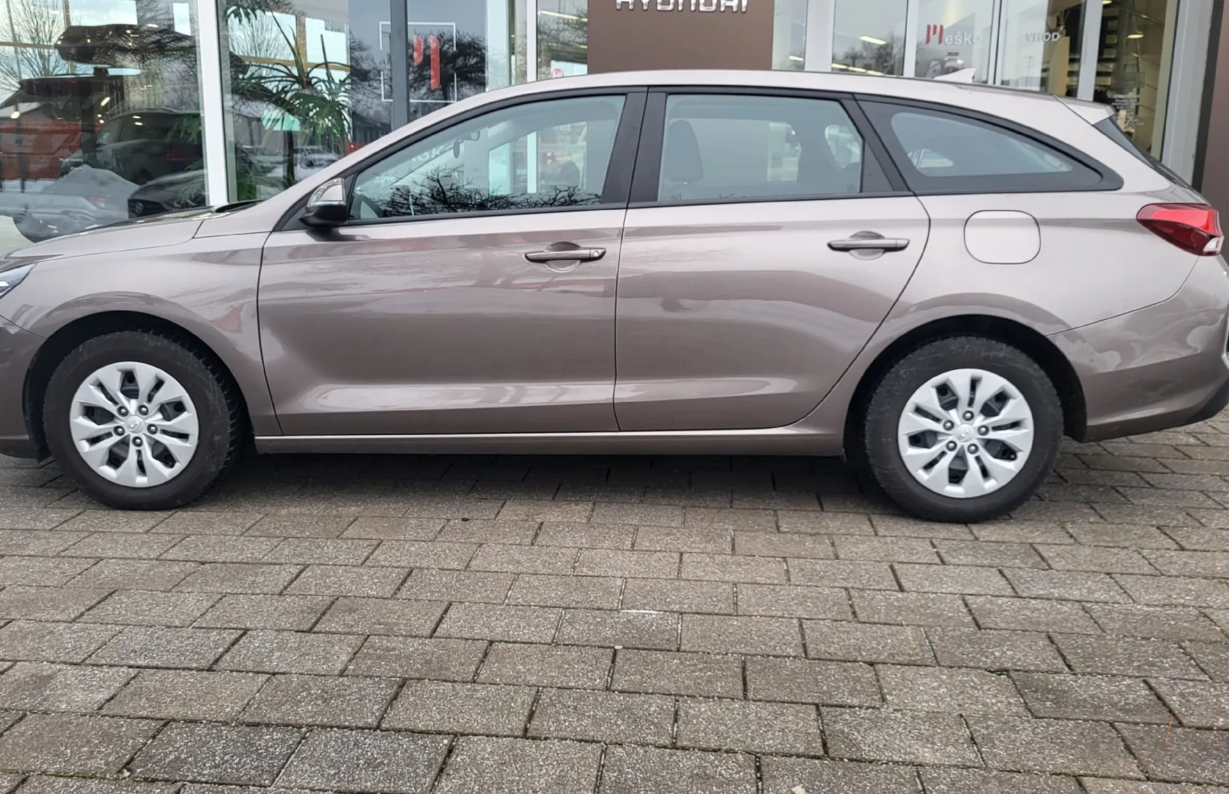 Zunanja slika - Hyundai i30 Wagon - 1.5 110 MPI TREND-slo-1last-ac-el.paket-servisna - 3