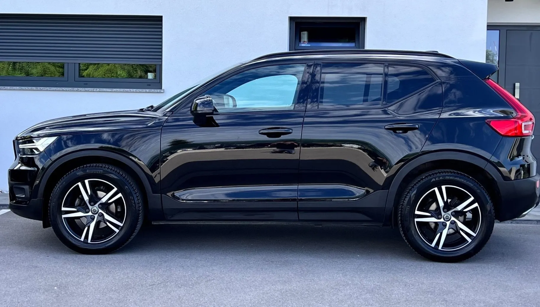 Zunanja slika - Volvo XC40 - T3 R-design+ALU+LED+HI-FI+KLJUKA... - 4
