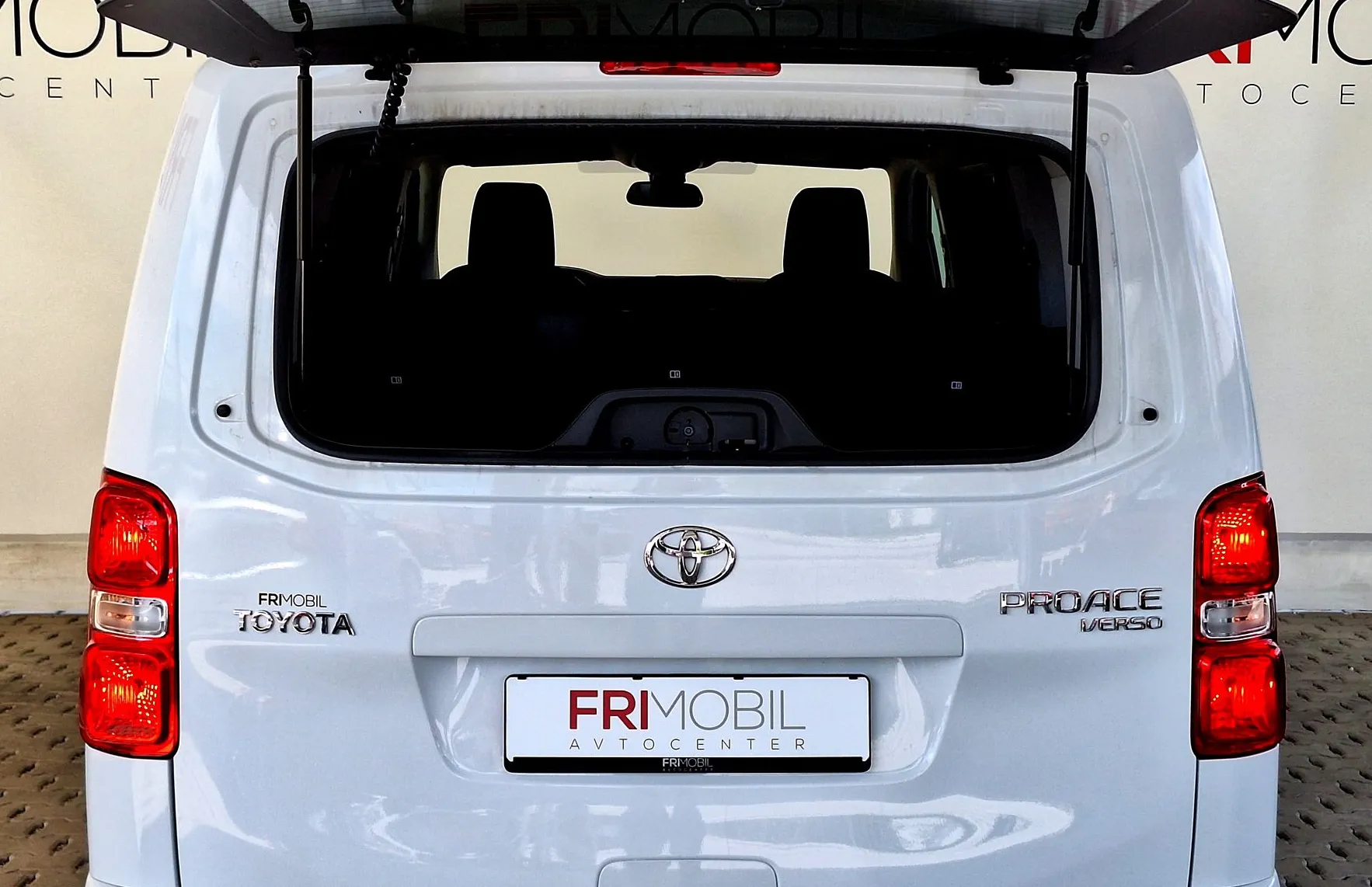 Zunanja slika - Toyota Proace - Verso 2.0 D-4D Family Medium Black Pack - 6