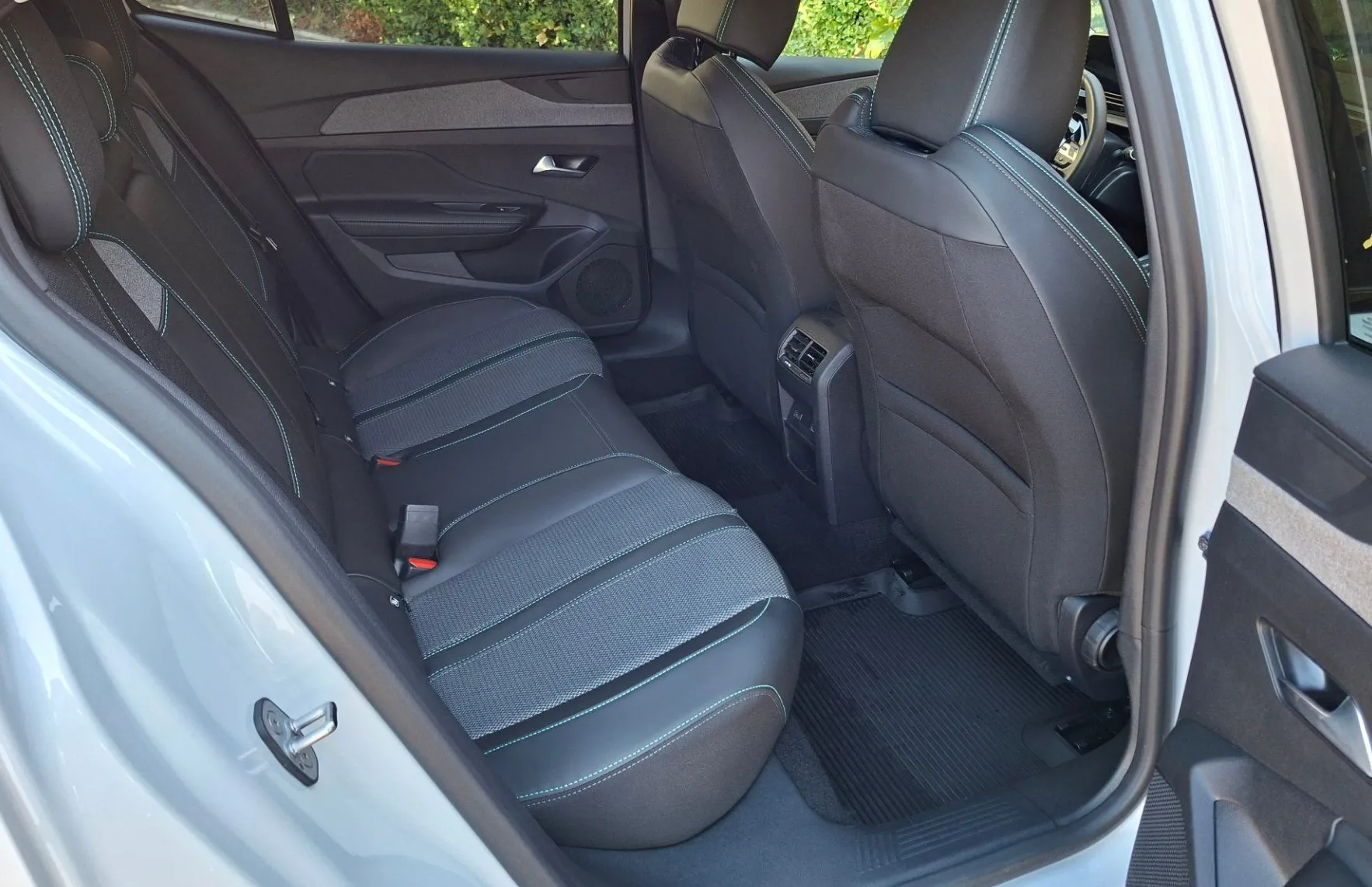 Zunanja slika - Peugeot 408 - ALLURE HIBRID 145 E-DCT6 - 9