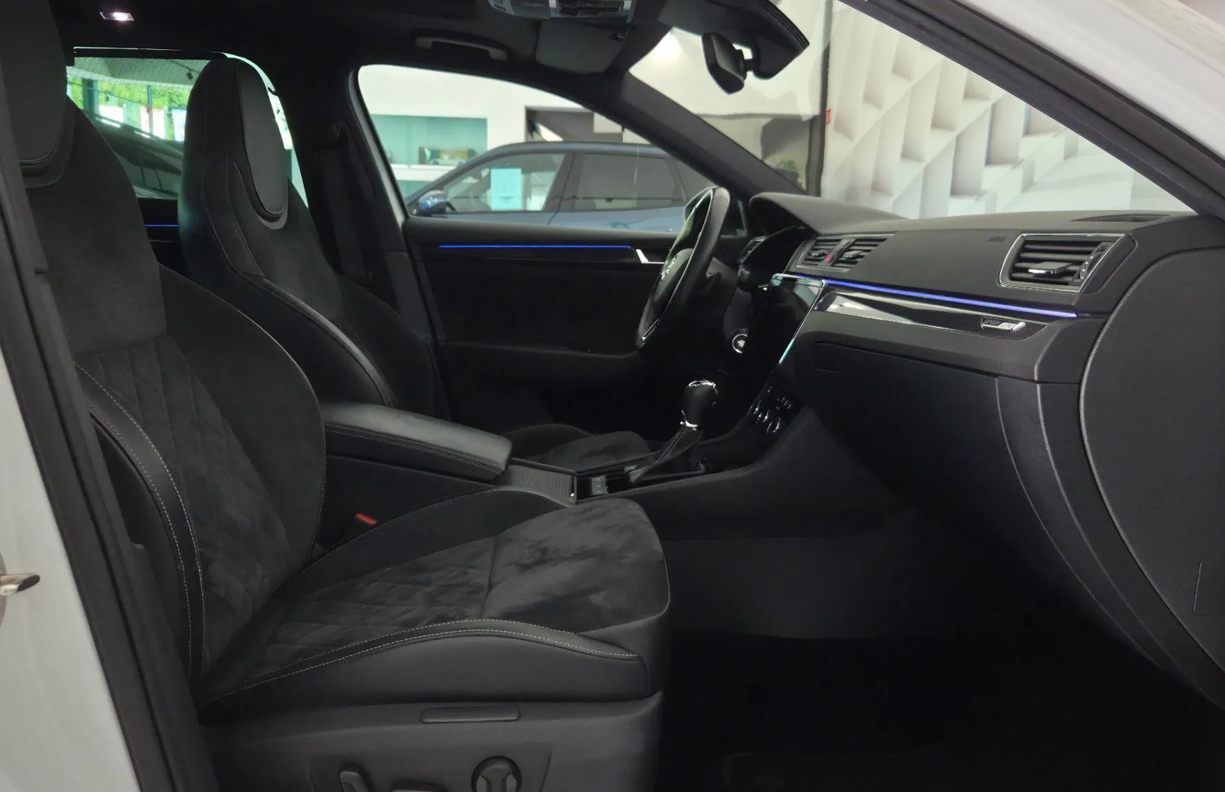 Zunanja slika - Škoda Superb - Combi 4x4 2.0 TDI SportLine DSG-RADAR-DCC-KLJUKA - 12
