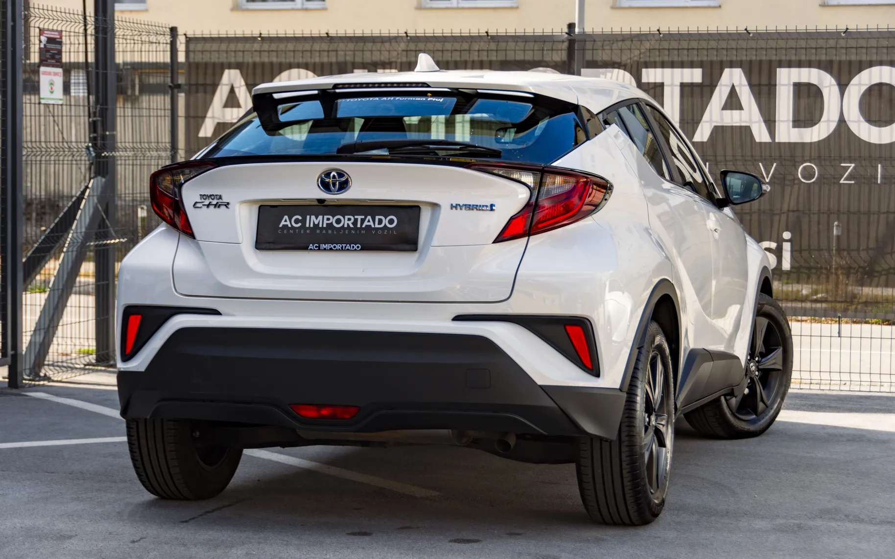 Zunanja slika - Toyota C-HR - CH-R 1.8 HYBRID SMART-BLACK PACK-LED-ACC-KAM-SLO-17C - 4