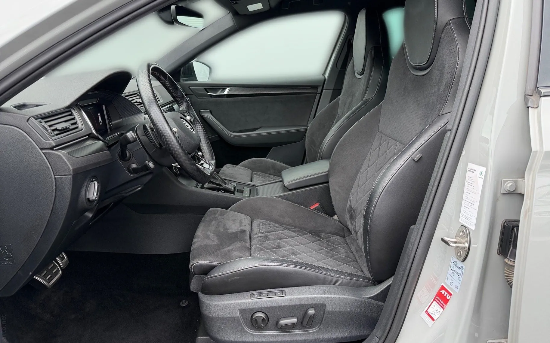 Notranja slika - Škoda Superb - Combi 2.0 TDI Sportline DSG-19 col-Matrix-Canton - 7