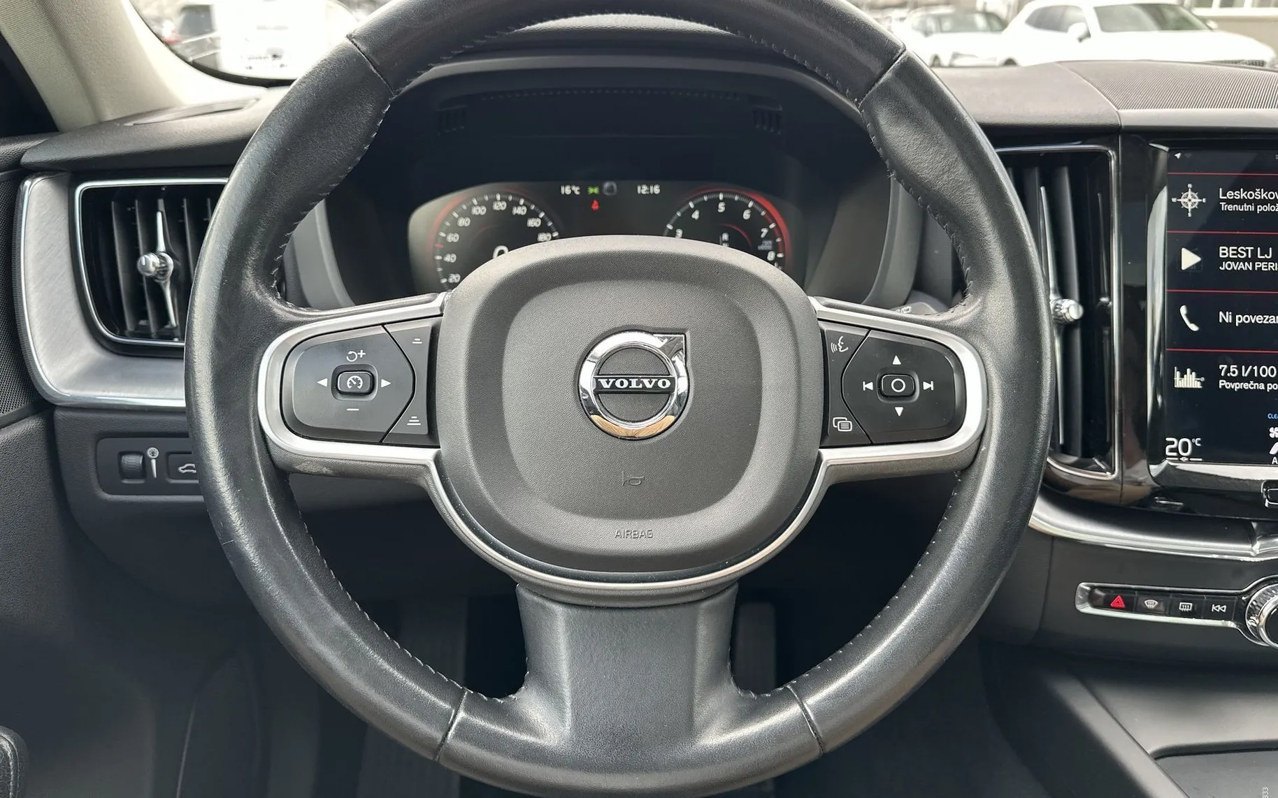 Notranja slika - Volvo XC60 - T8 Recharge Twin Engine AUT  Zračno Kljuka Pano... - 17