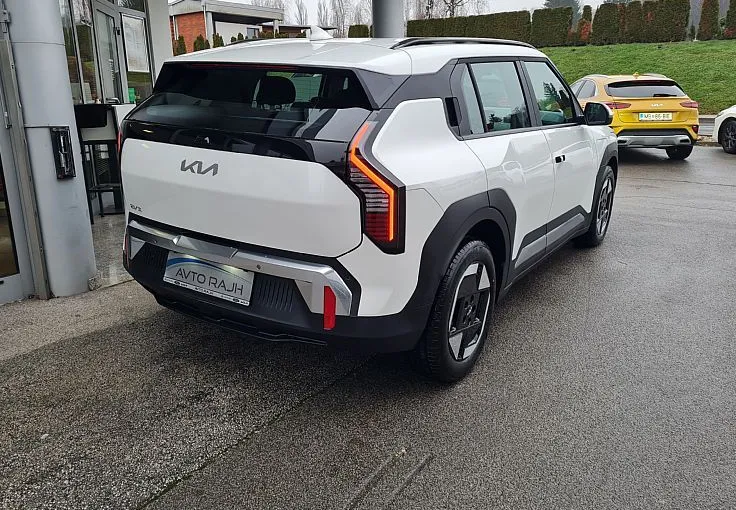 Zunanja slika - KIA EV3 - 58.3 kWh baterija. 150 kW Star - 5
