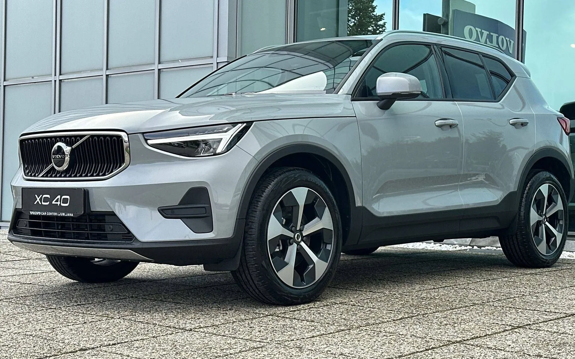 Zunanja slika - Volvo XC40 - B3 P Core AT DCT 3 leta garancije + 3 servisi... - 1