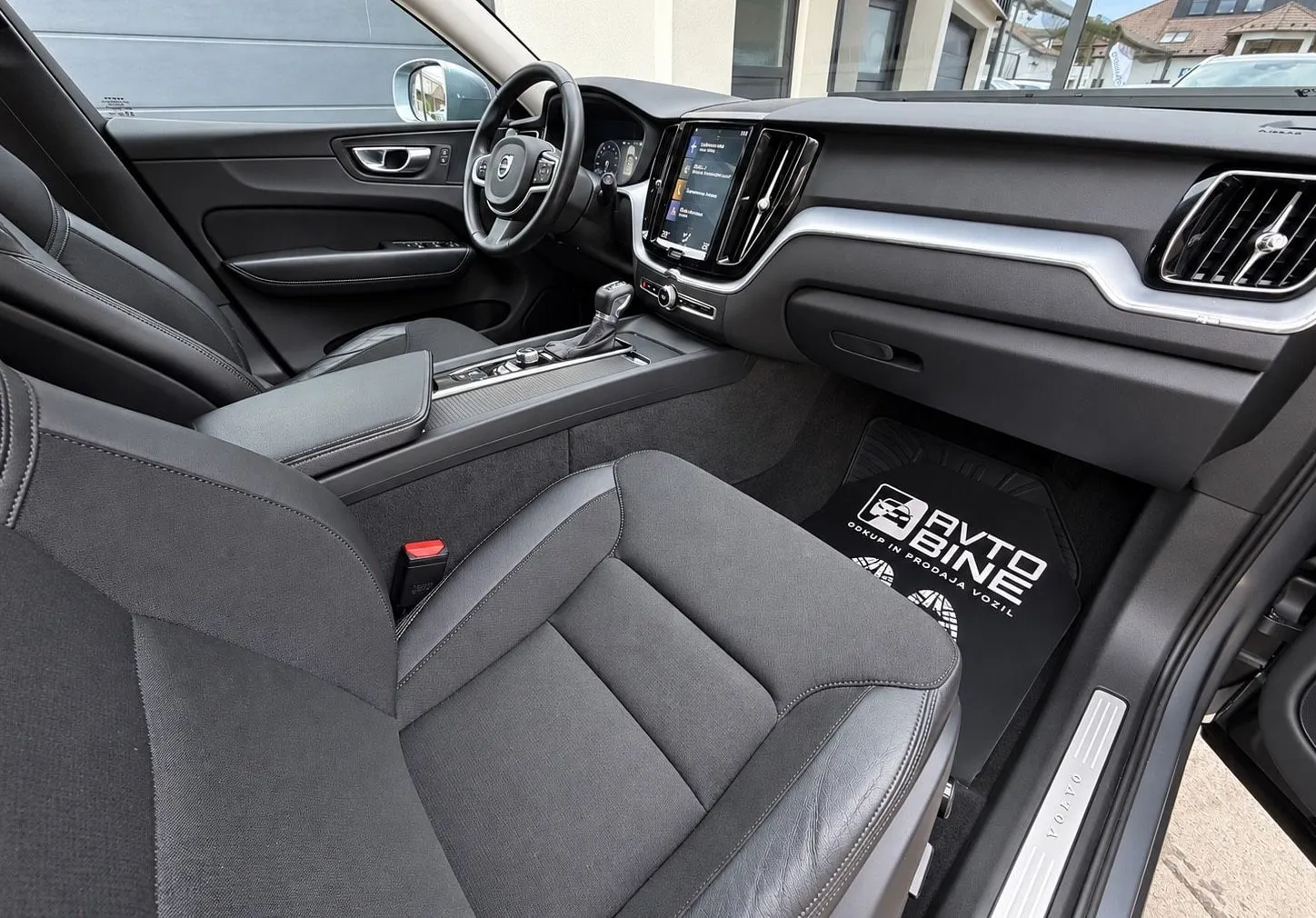 Notranja slika - Volvo XC60 - D4 AWD-AVT.+NAVI+LED+PILOT+ACC... - 9