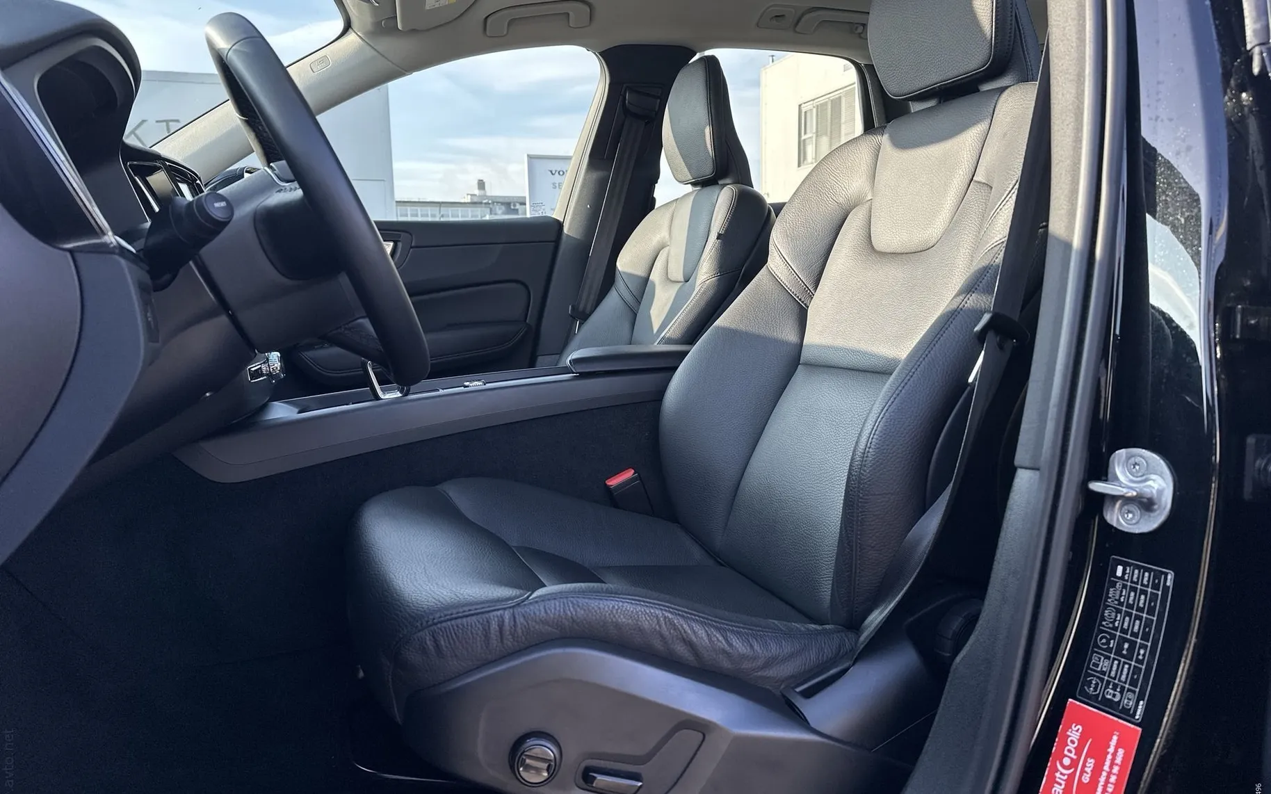 Notranja slika - Volvo XC60 - B4 D Core AT - 13