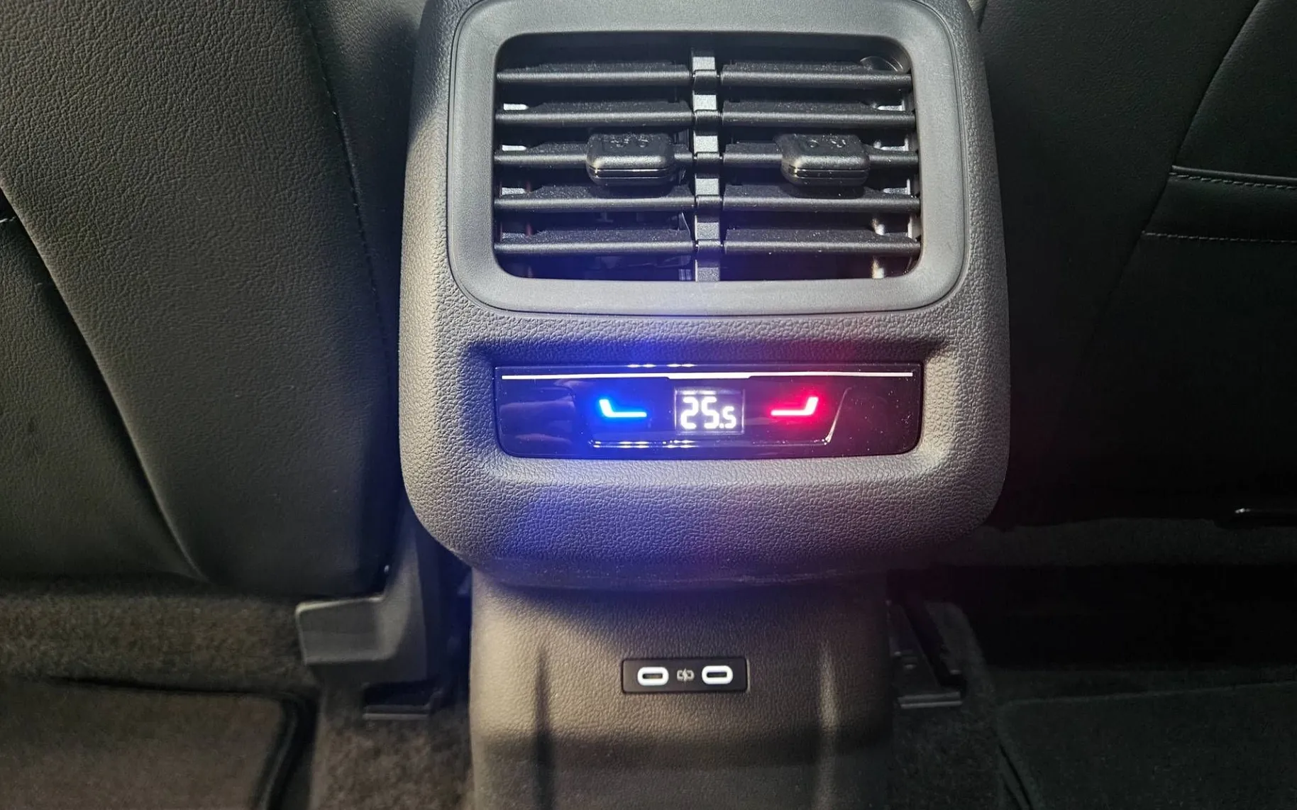 Notranja slika - Volkswagen T-Roc - 1.5 eTSI R-Line DSG - 10