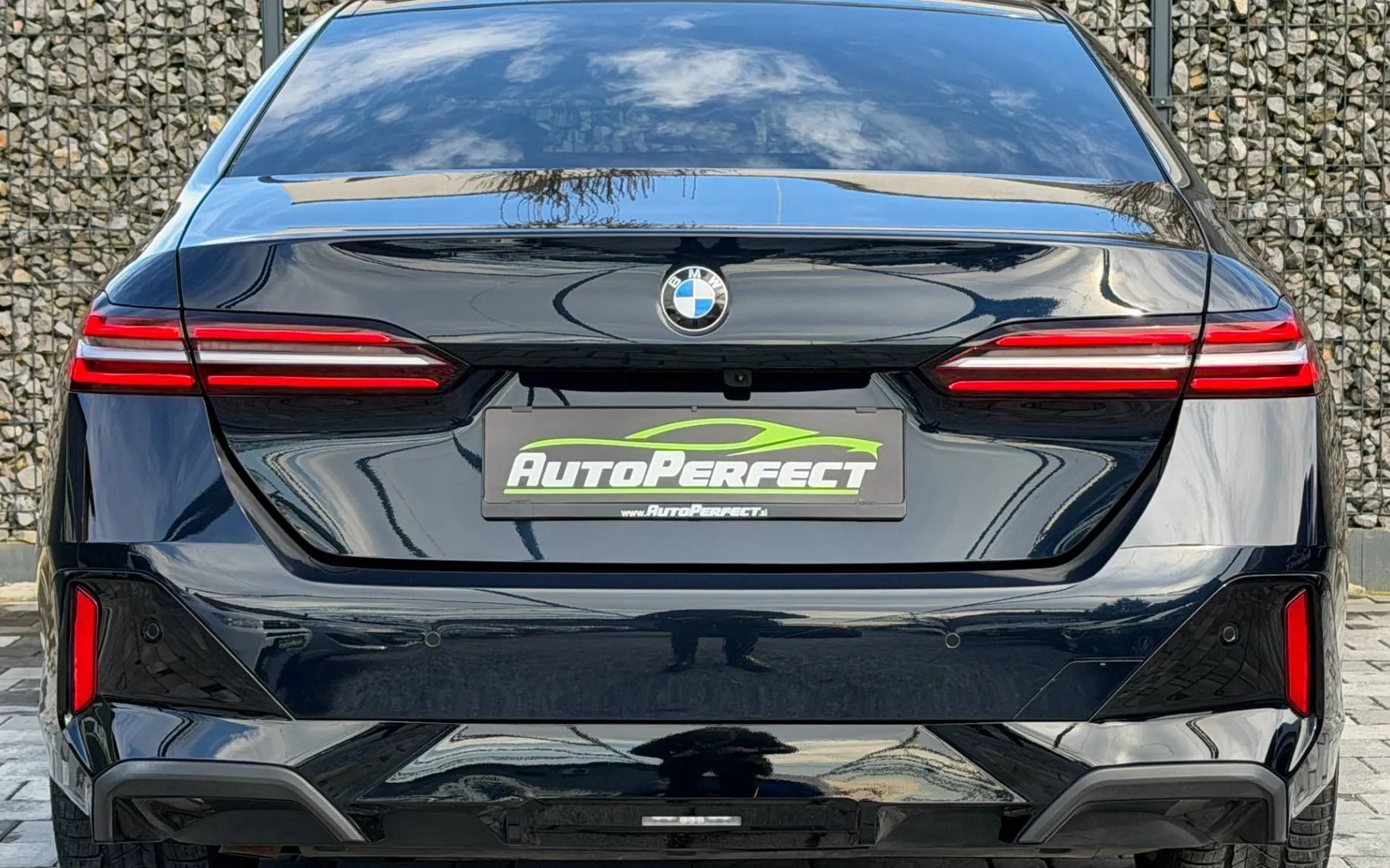 Zunanja slika - BMW Serija 5 - : 520d M-PAKET | ICONIC GLOW | HUD | 360° | KLJUKA | - 5