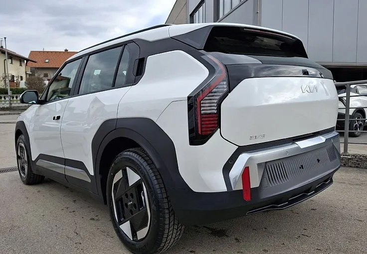 Zunanja slika - KIA EV3 - 58.3 kWh baterija. 150 kW  204 KM  Star + TČ - 4
