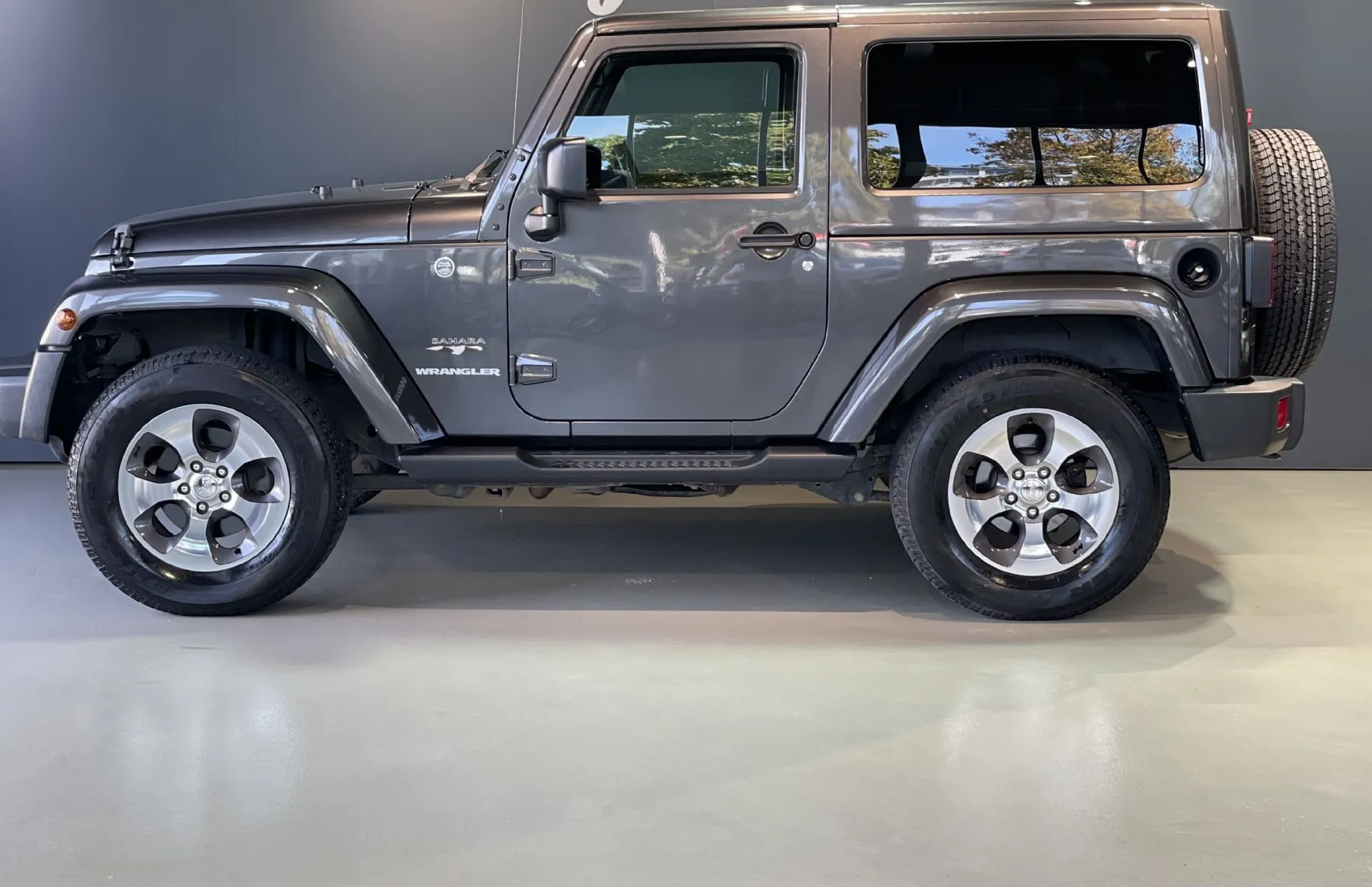 Zunanja slika - Jeep Wrangler - 2.8CRD-AUT-SAHARA-GRETJE SEDEŽEV-USNJE - 4