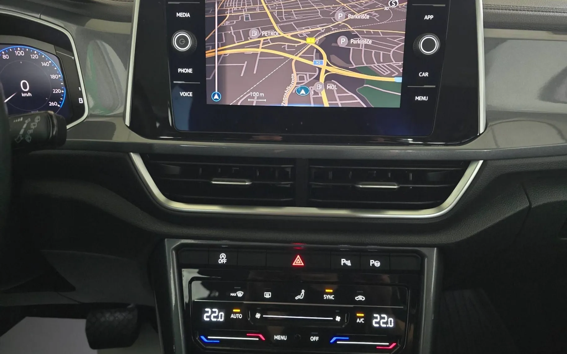 Notranja slika - Volkswagen T-Roc - 2.0 TDI Style DSG - IQ Light.virtual.kamera.asist - 15