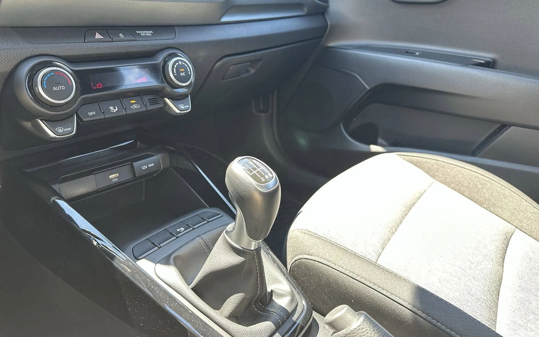 Notranja slika - KIA Stonic - 1.0 T-GDi LX Urban ISG - 20