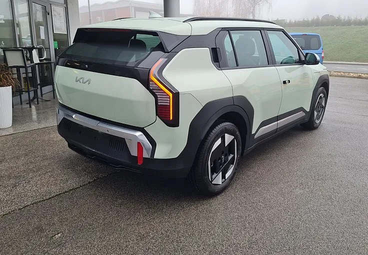 Zunanja slika - KIA EV3 - 58.3 kWh baterija. 150 kW  204 KM  Star - 5
