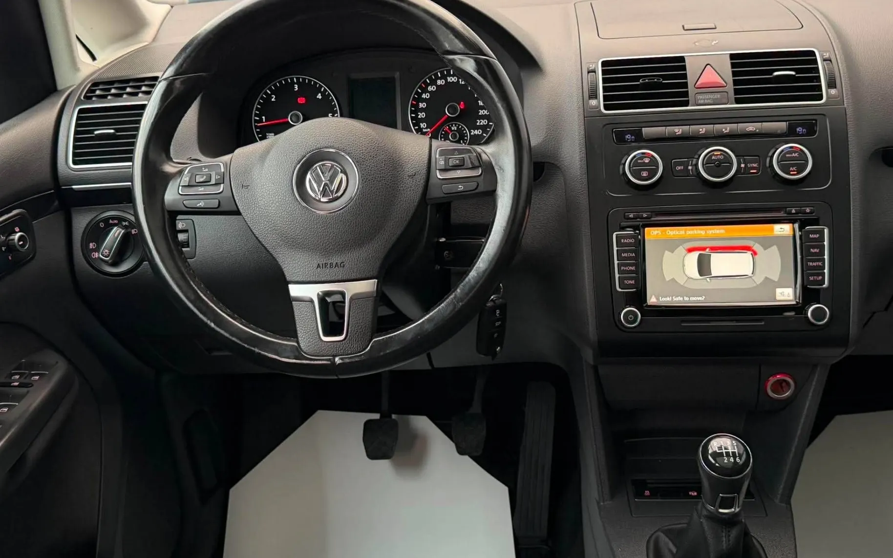 Notranja slika - Volkswagen Touran - 2.0 TDI•PANORAMA•H LINE•NAVIGACIJA•KAMERA•KLJUKA• - 9