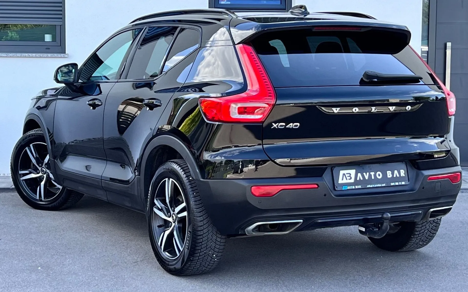 Notranja slika - Volvo XC40 - T3 R-design+ALU+LED+HI-FI+KLJUKA... - 8