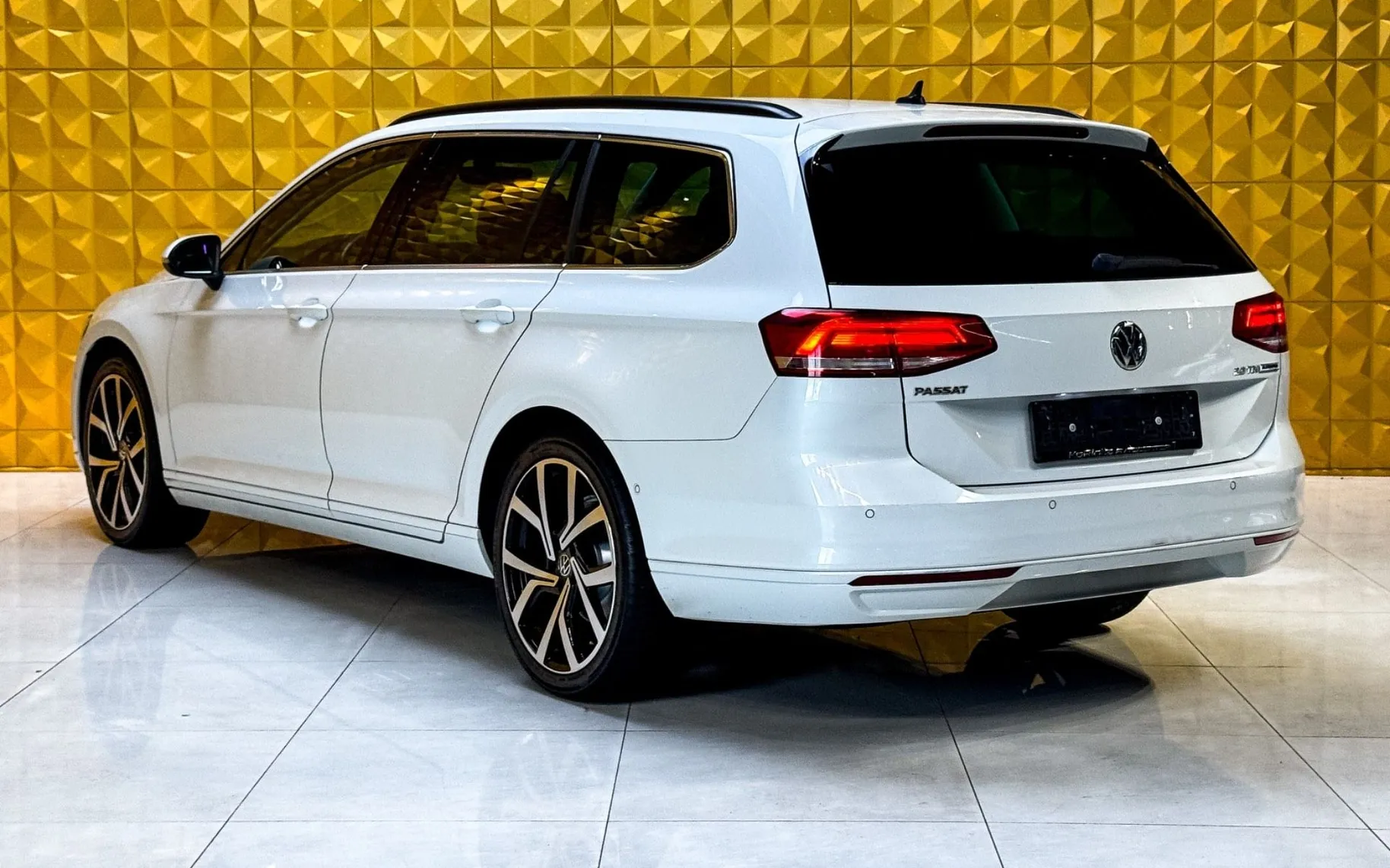 Notranja slika - Volkswagen Passat Variant - 2.0 TDI AUT.-PERLA-KLJUKA-MASAZA-GRETJE-RADAR... - 9