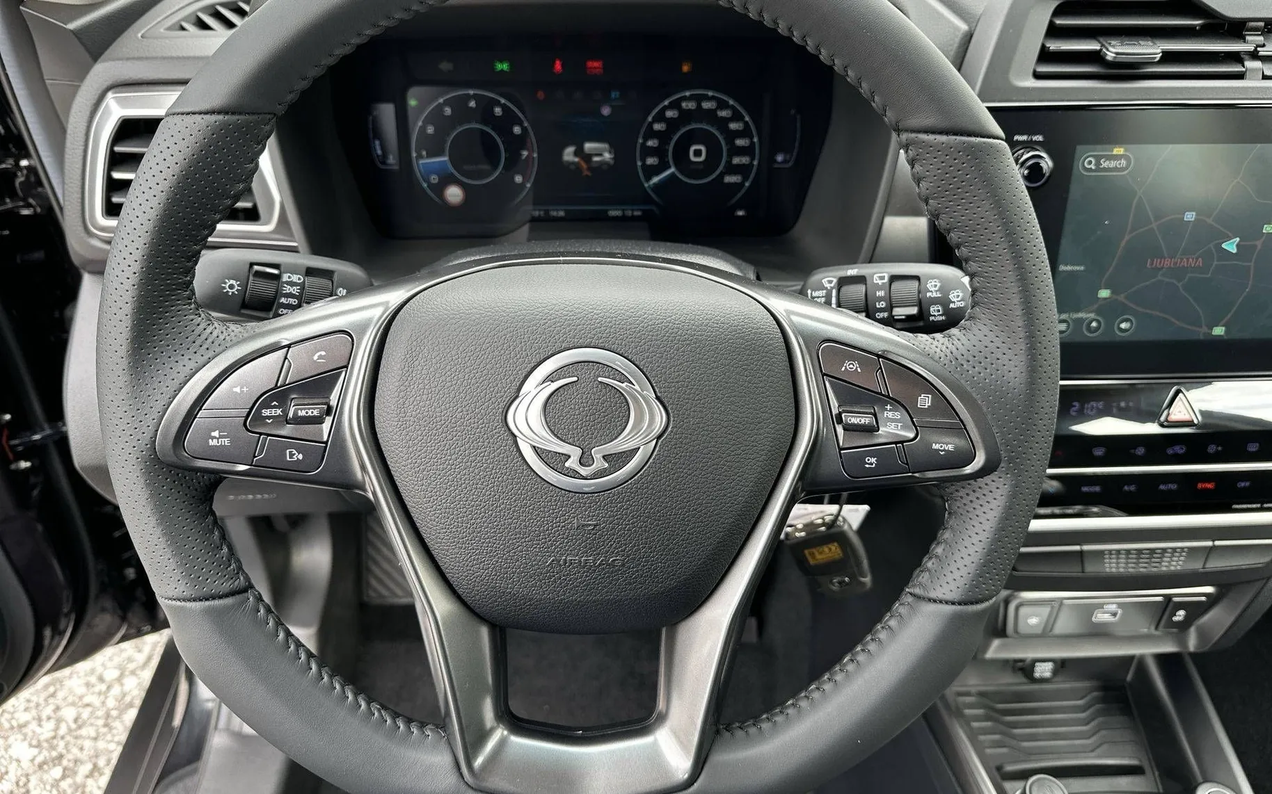 Notranja slika - SsangYong Tivoli - 1.5 T-GDi Fresh 2WD M T... - 11