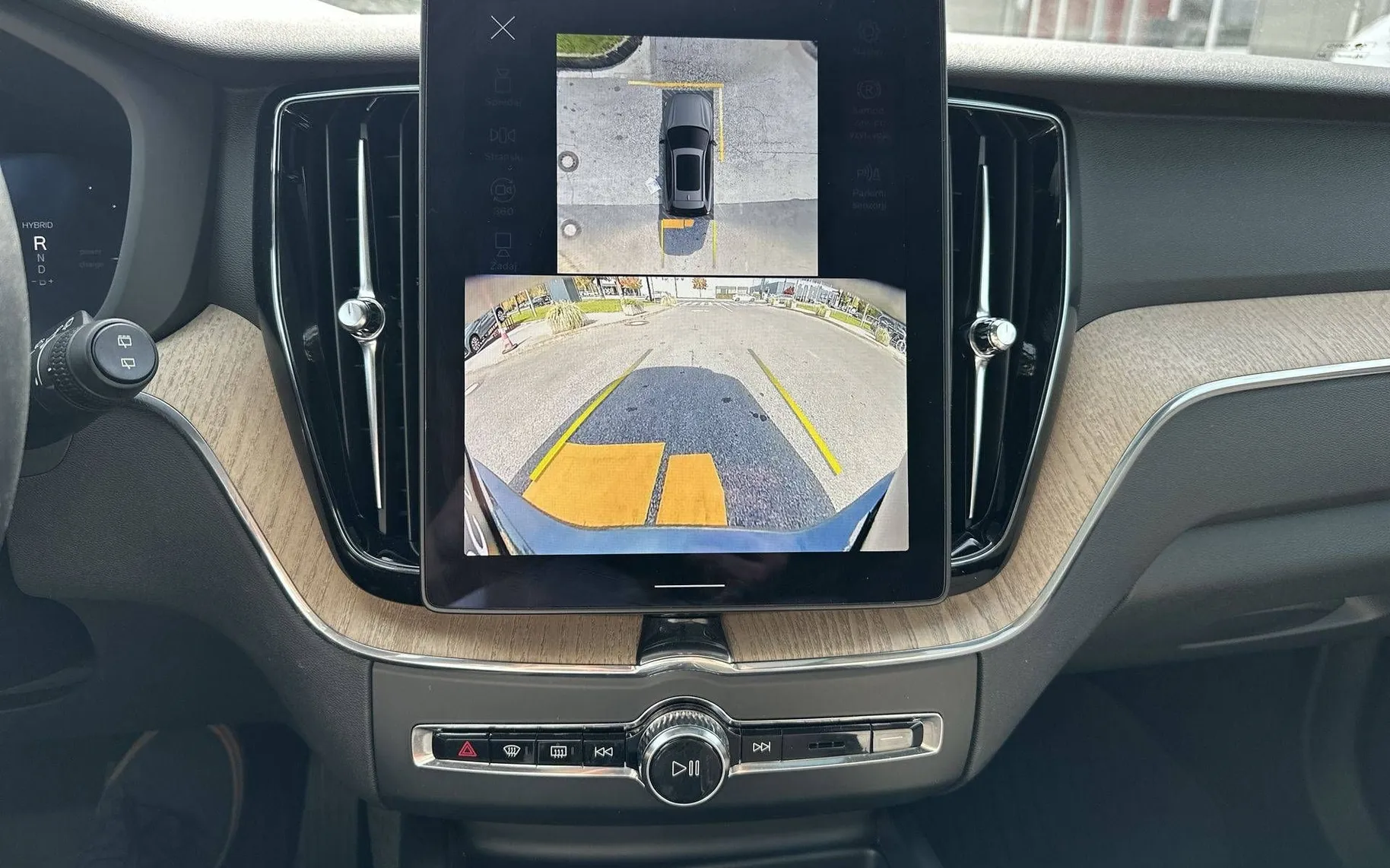 Notranja slika - Volvo XC60 - T6 AWD Recharge Twin Engine Plus Dark Avt. - 17