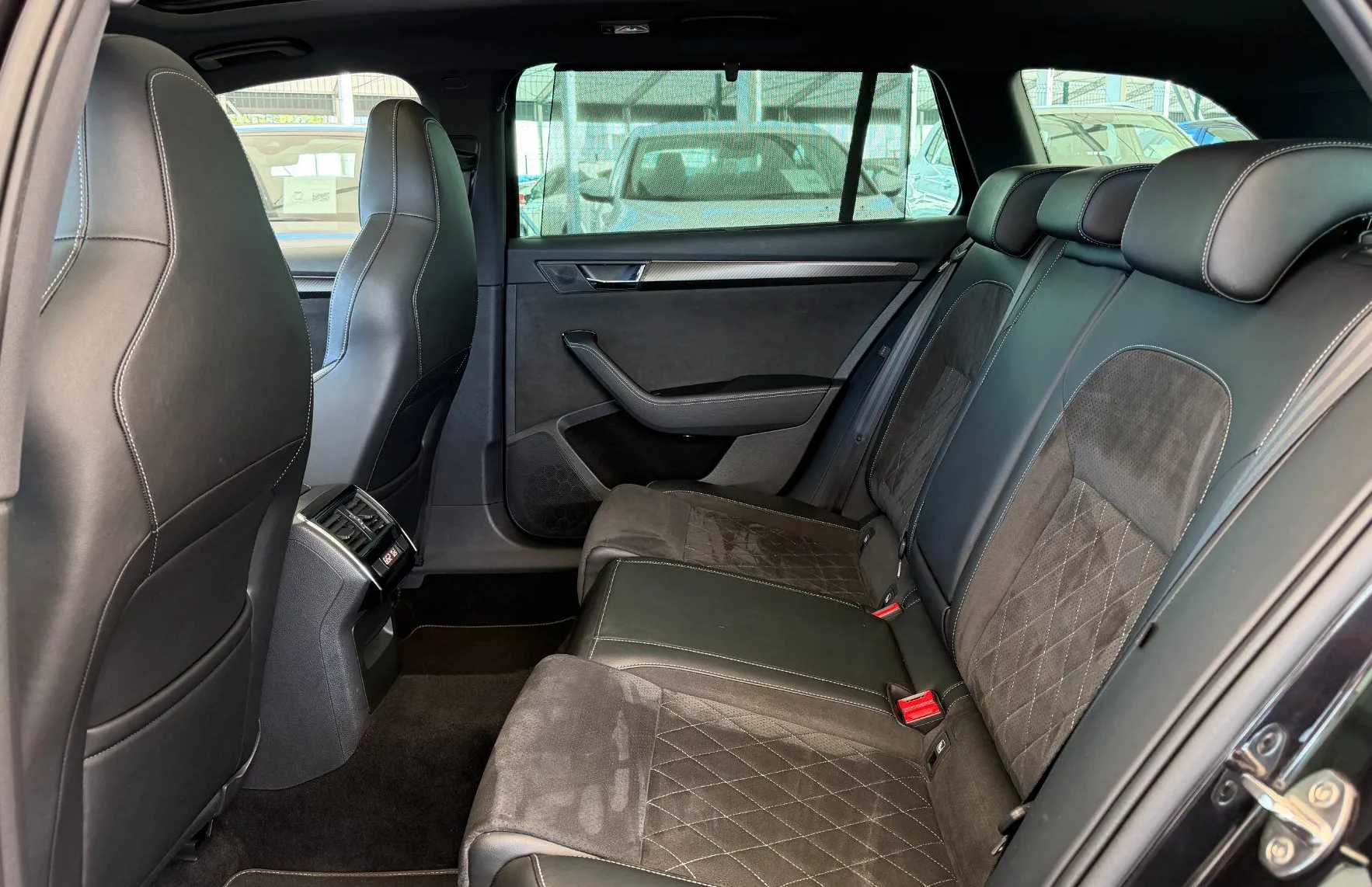Zunanja slika - Škoda Superb - Combi Sportline 2.0 TDI DSG -SLO-1.LASTNIK-PANO - 10