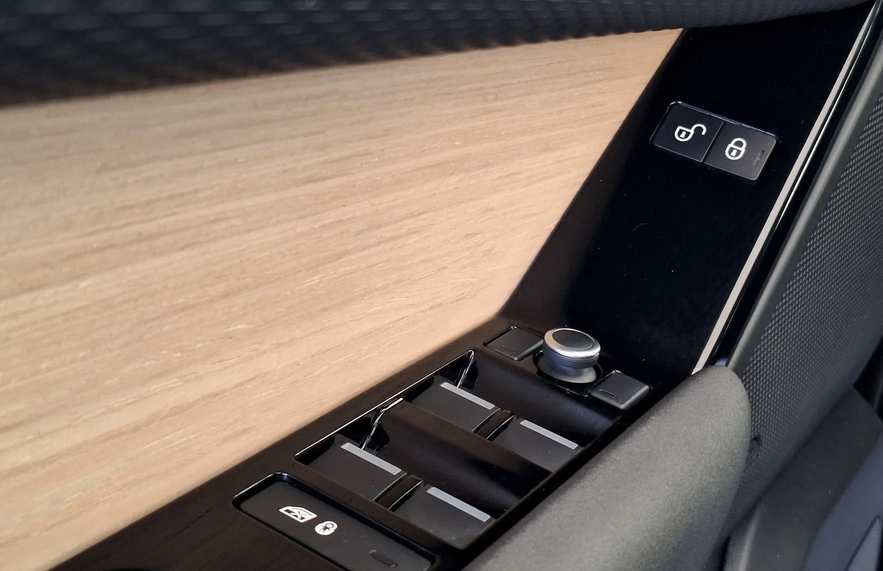 Zunanja slika - Land Rover Range Rover Velar - 2.0 TD Base Aut.•ALCANTARA•KAMERA•ALU20•VL.KLJU - 15